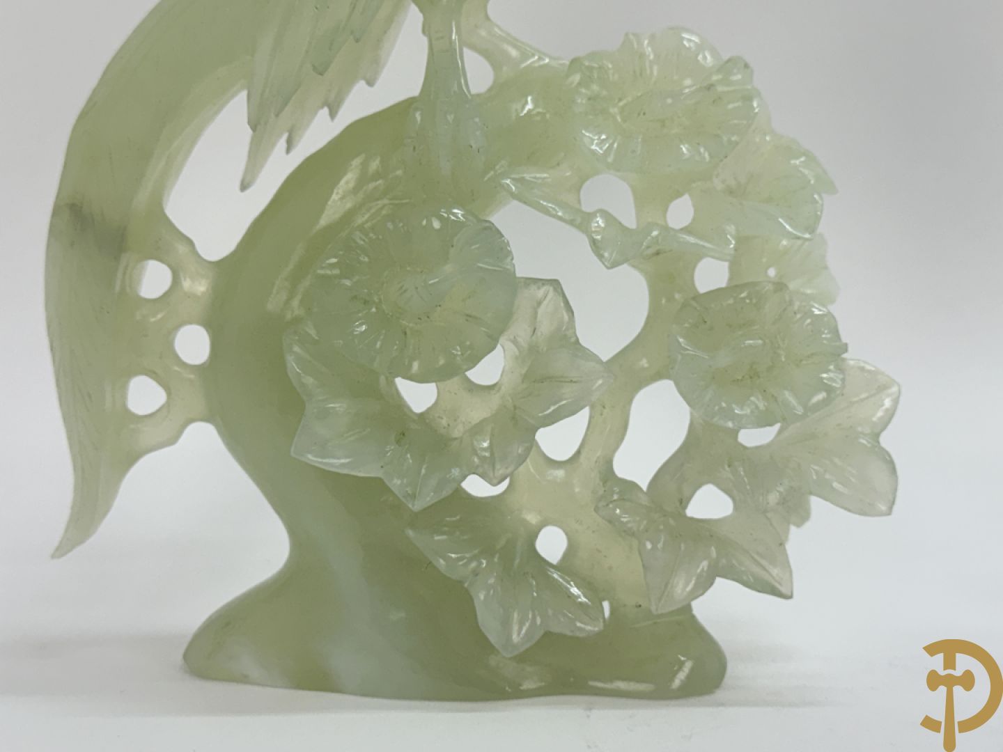 Jadeiet sculptuur van boom met vogels + koppel vogels op bloemen in jadeiet + 2 vogels op tak in jadeiet