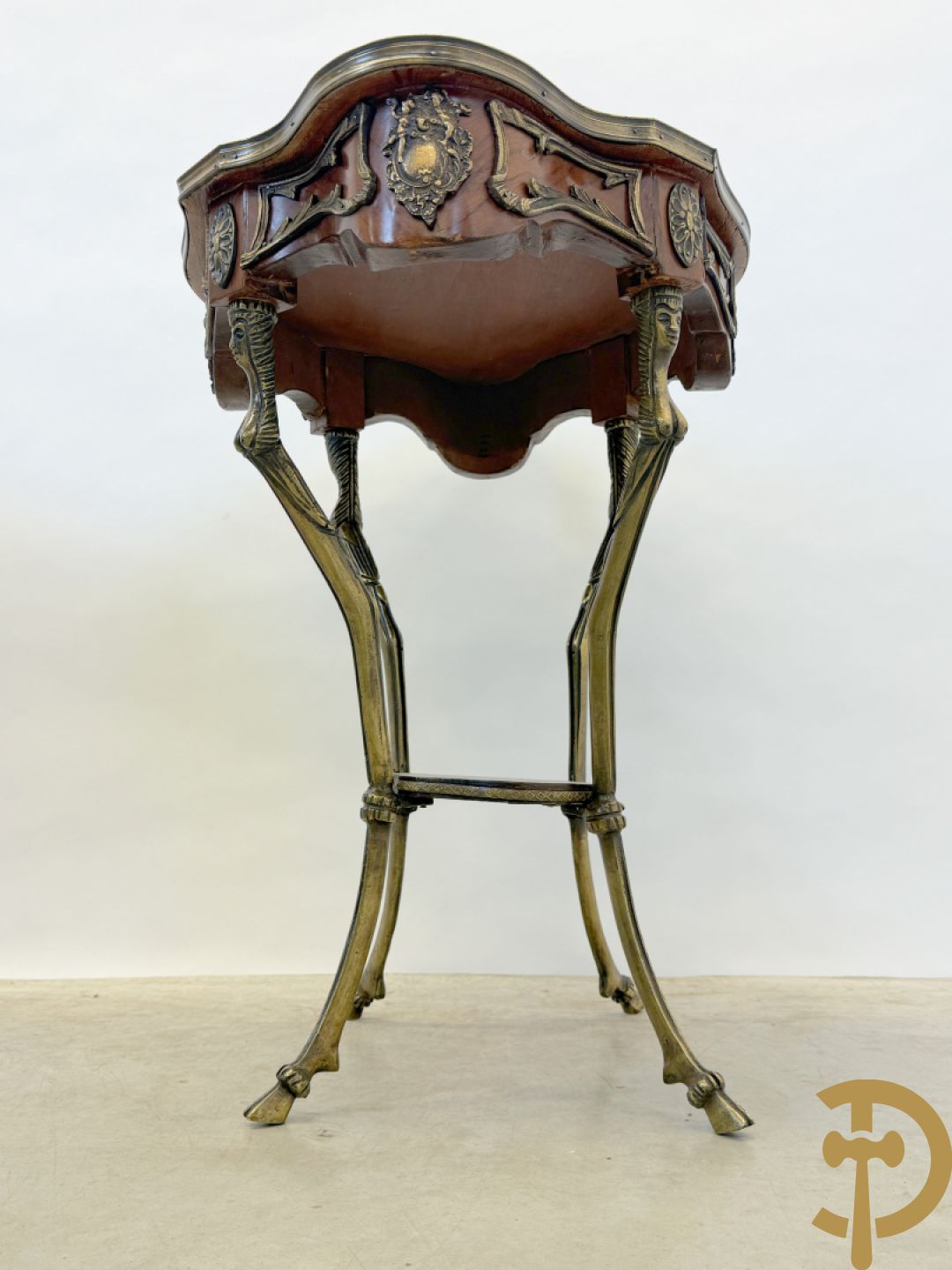 Paar mahoniehouten bijzettafels, Louis XV stijl, met bronzen ornamenten en bronzen bokkepoten - Replica