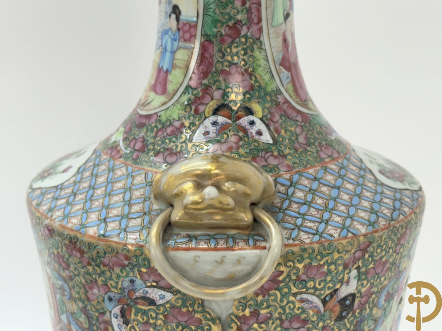 Paar Chinese porseleinen famille rose Kanton vazen met geanimeerd decor en zijdelings met fo honden