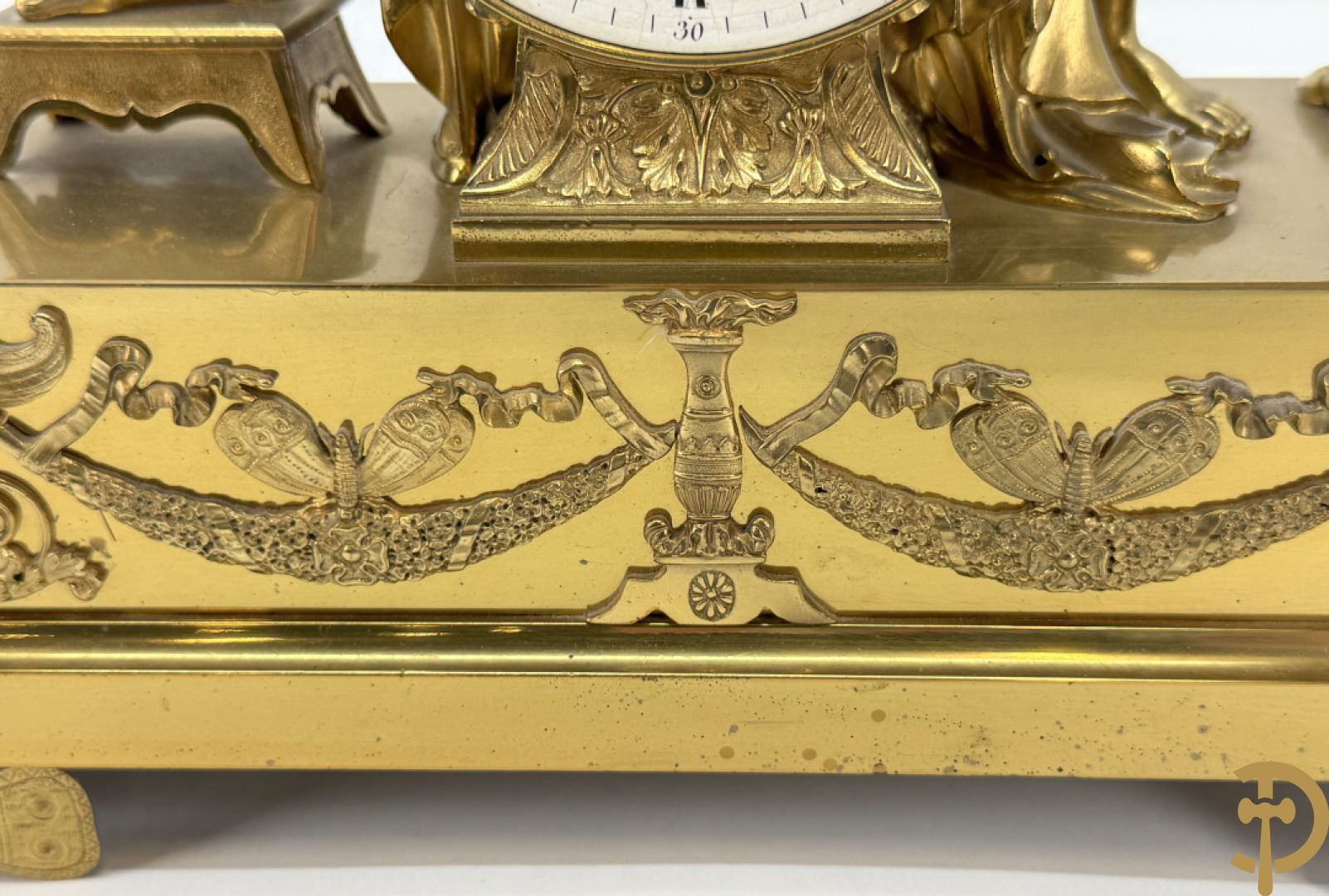 Vuurvergulde Franse bronzen Empire stijl pendule, harpvormige horloge met gevleugelde Griekse mythologische figuur, Erso die zijn lier bespeelt - Deniere et E. Mattelin, Fabricants de Bronze