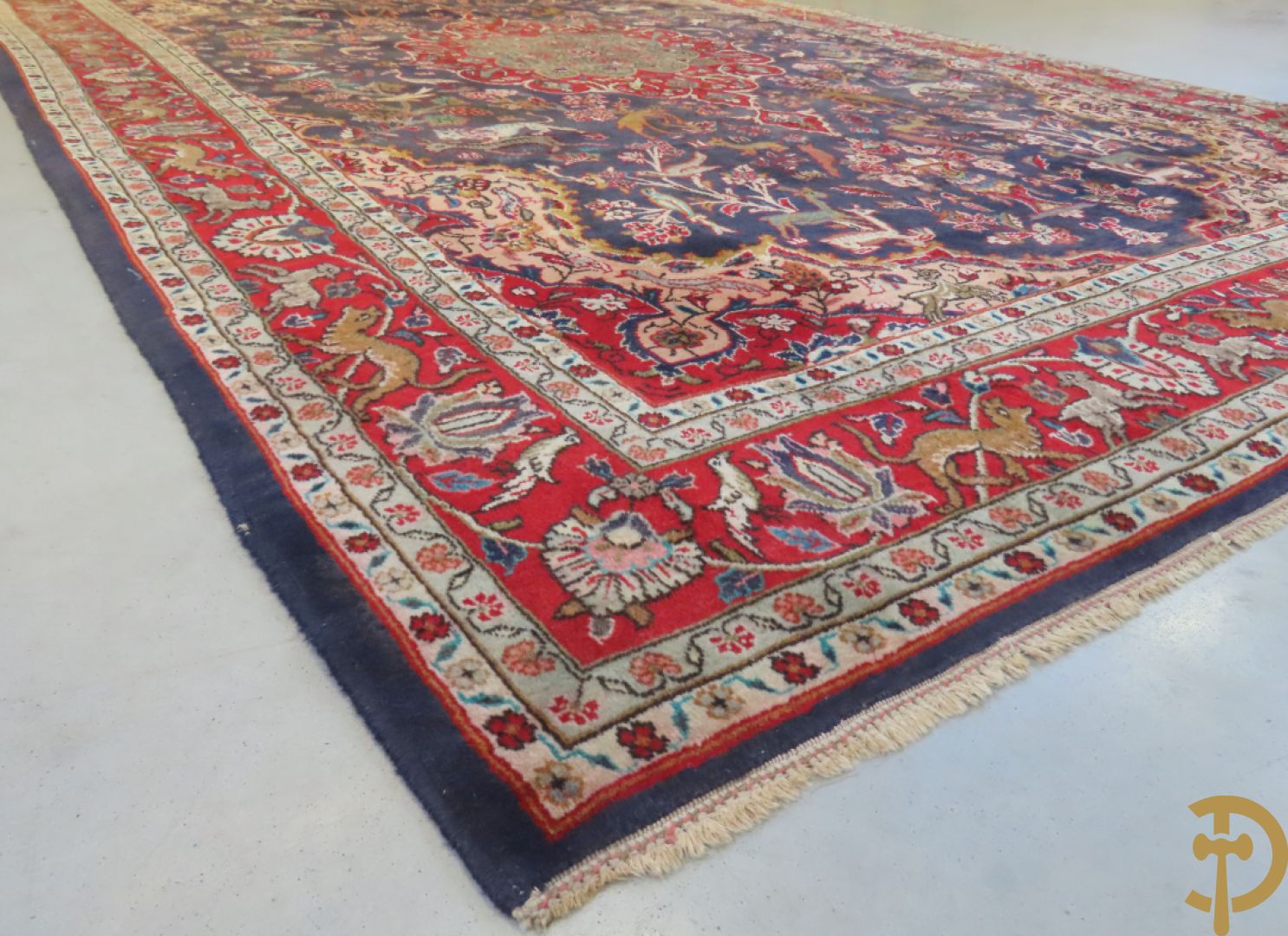 Oosters handgeknoopt tapijt met centraal decor omgeven door dierenmotieven