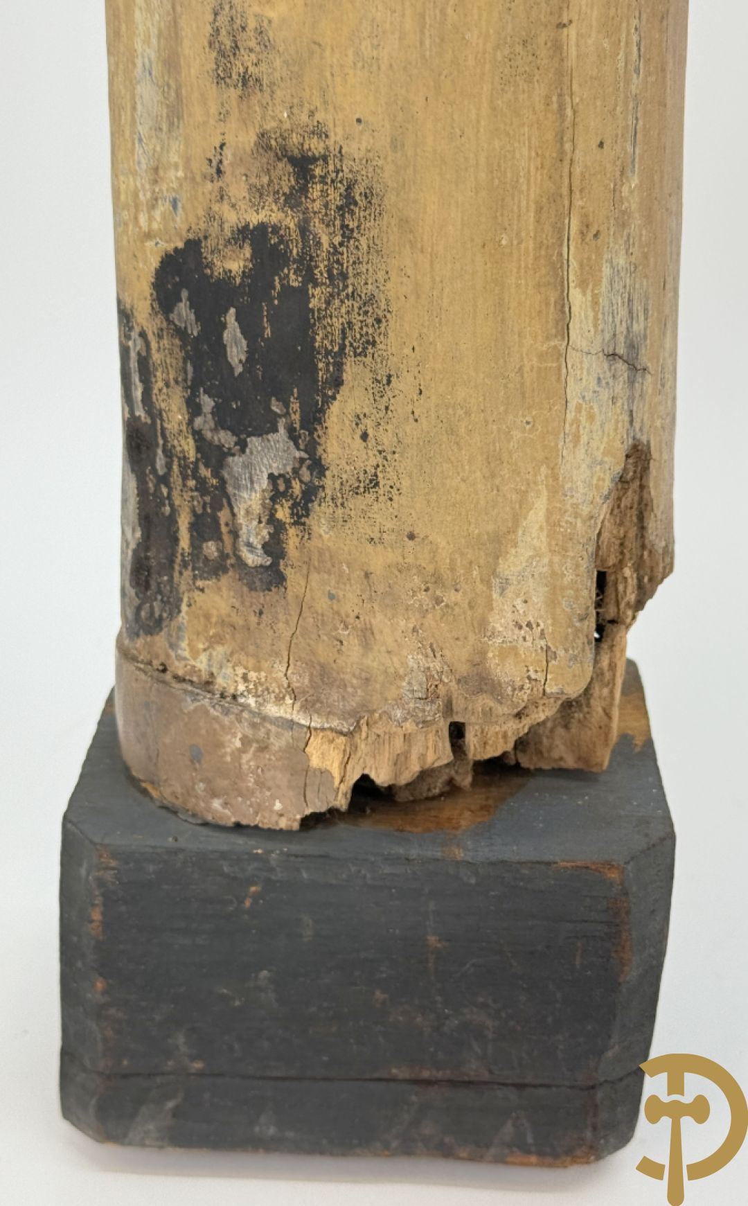 Volkse houtsculptuur van Heilige figuur met lam