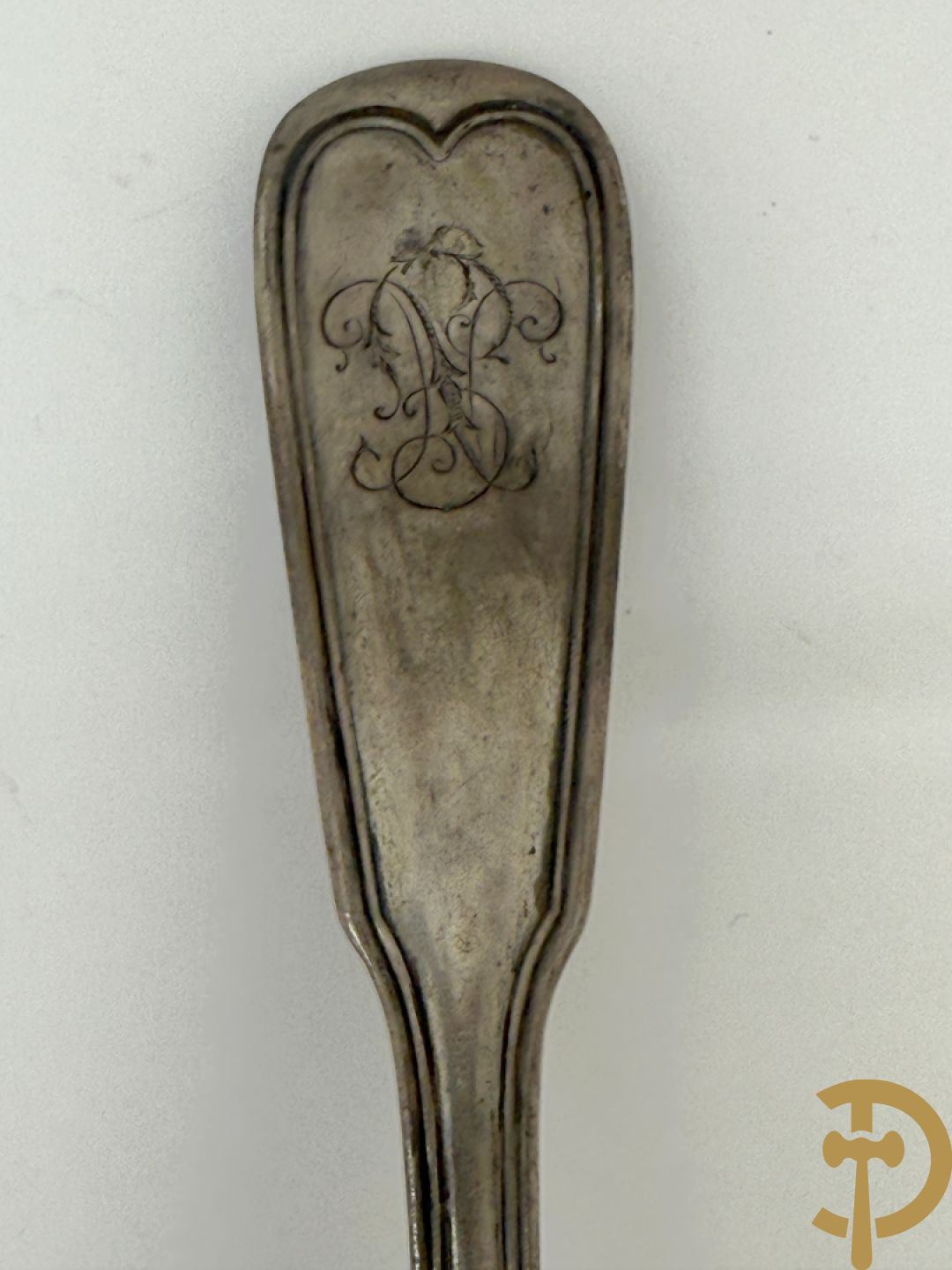 Massief zilveren bestek Louis Philippe model met initialen bestaande uit 13 soeplepels (853 gram), 9 vorken (657 gram), 3 dessertlepels (59 gram) en 1 pollepel (221 gram)