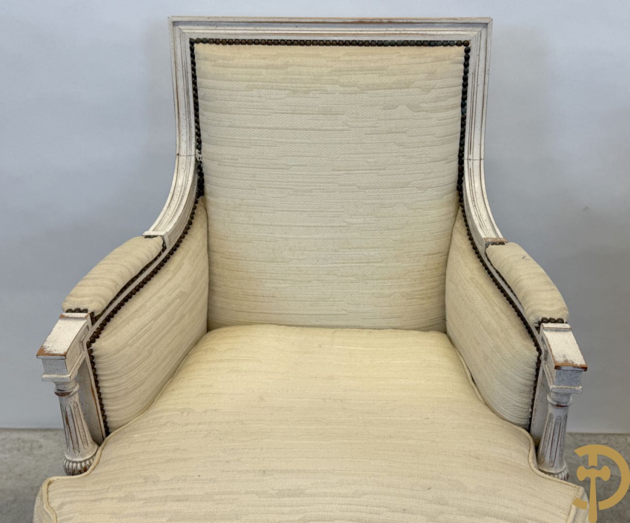 Paar wit gemonochromeerde bergères Louis XVI stijl + bijzettafeltje met lade op voluutvormige pootjes