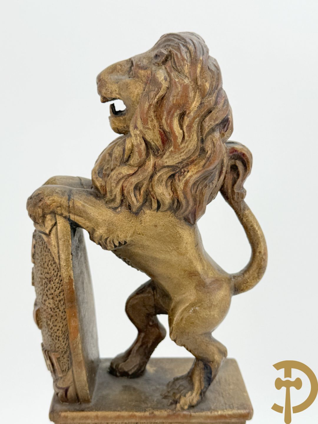 Houtgesculpteerde vlaggentop met Vlaamse leeuw 