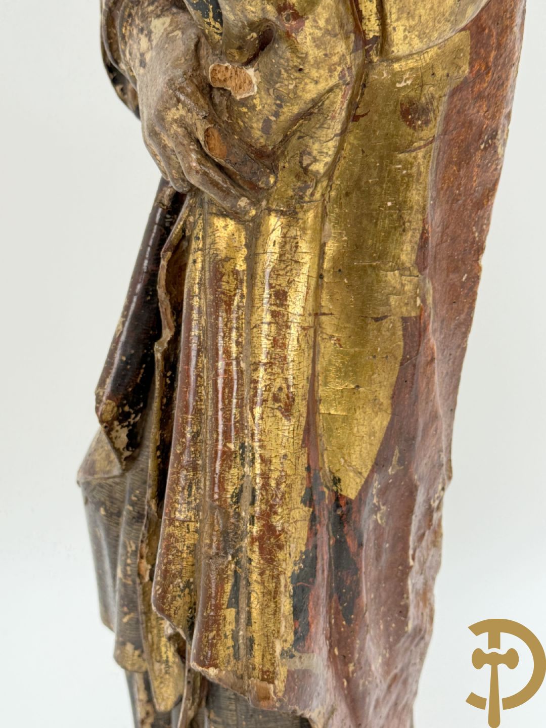 Gepolychromeerde houtsculptuur van man met mantel