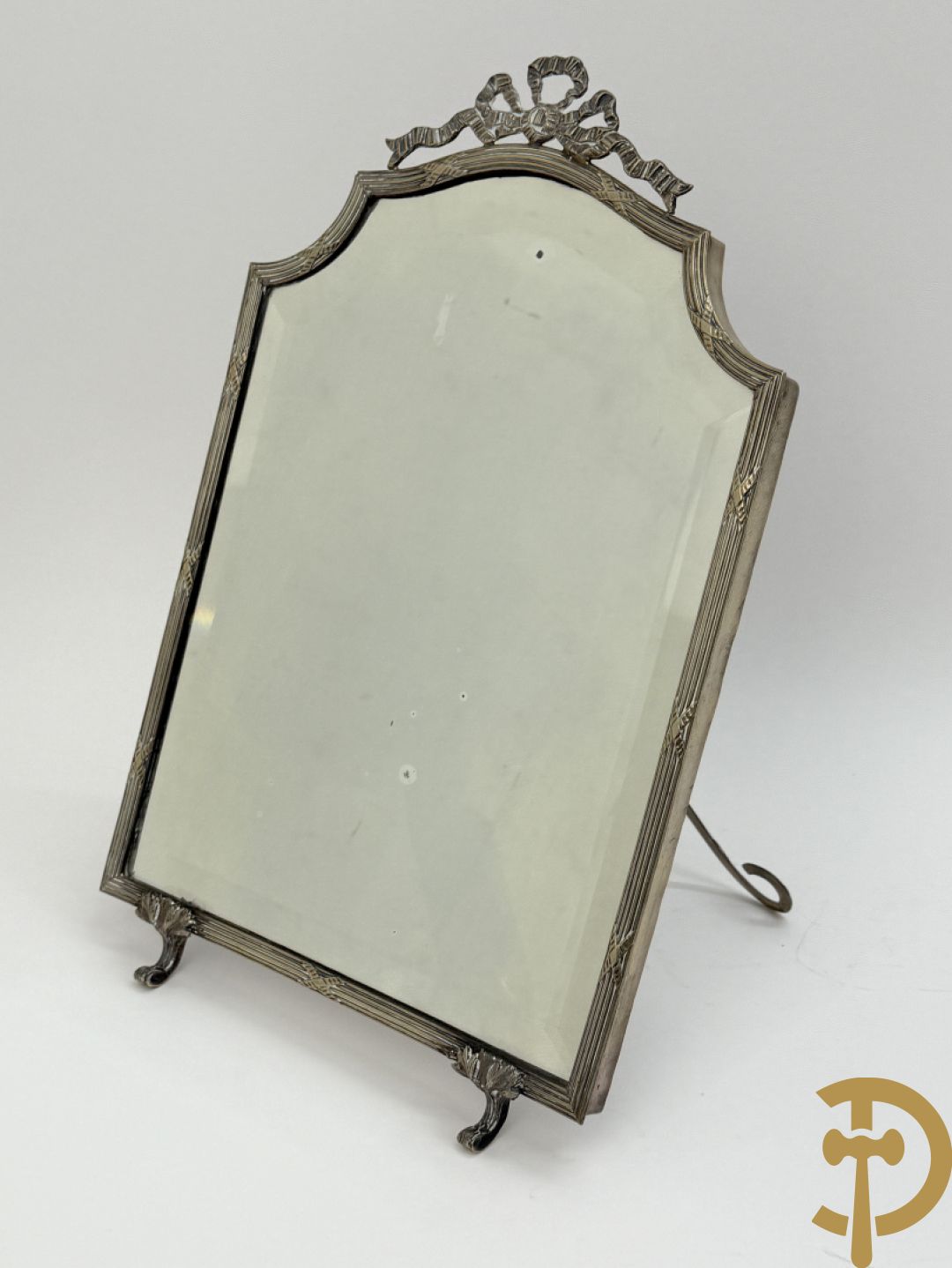 Verzilverde kader met Louis XVI motieven en geslepen spiegel + vergrootglas imet benen handvat en verzilverde montuur