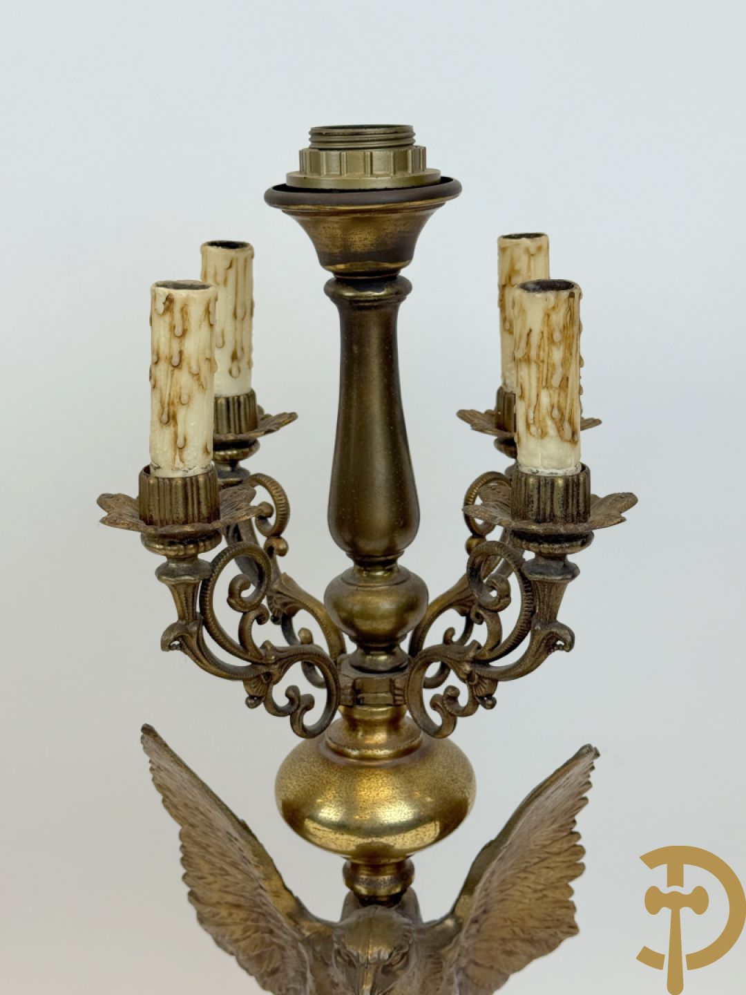 Paar vintage lampadaires met adelaar, bovenaan bekroond met 4 kaarsenhouders en lichtpunt