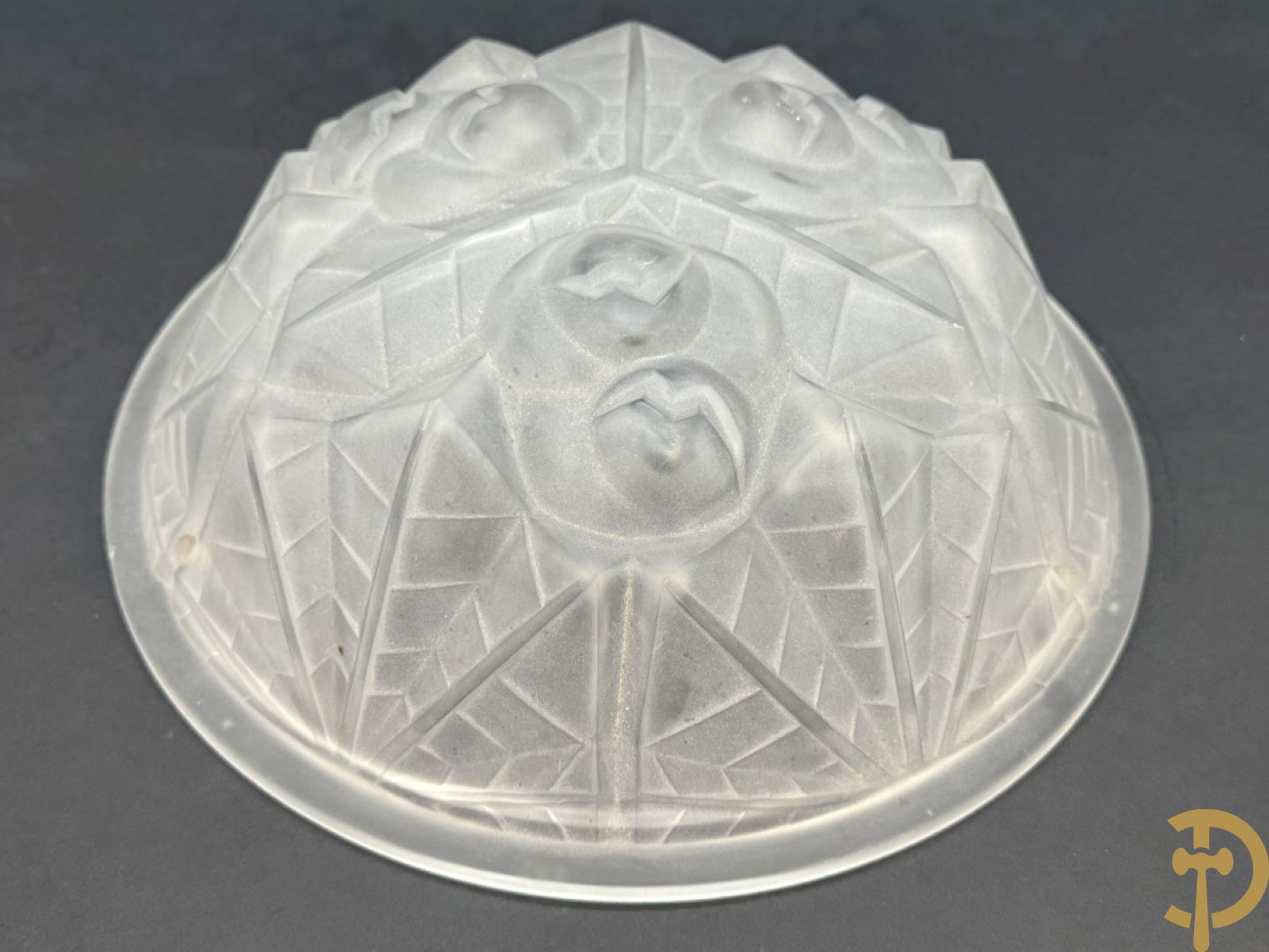 Art Deco pate de verre coupe met gestyleerd bloemenmotieven, Degué getekend, gemerkt nummer 557