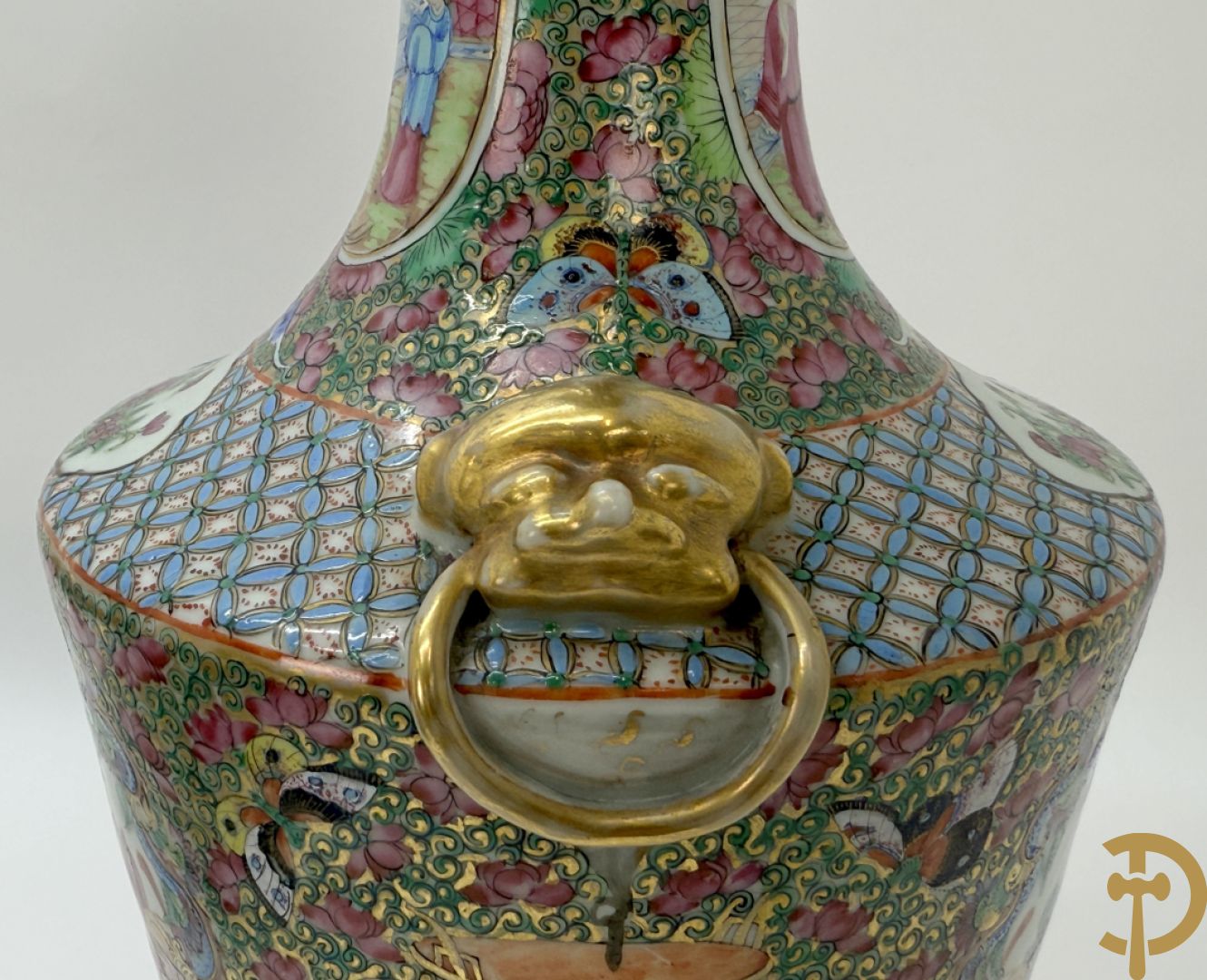 Paar Chinese porseleinen famille rose Kanton vazen met geanimeerd decor en zijdelings met fo honden