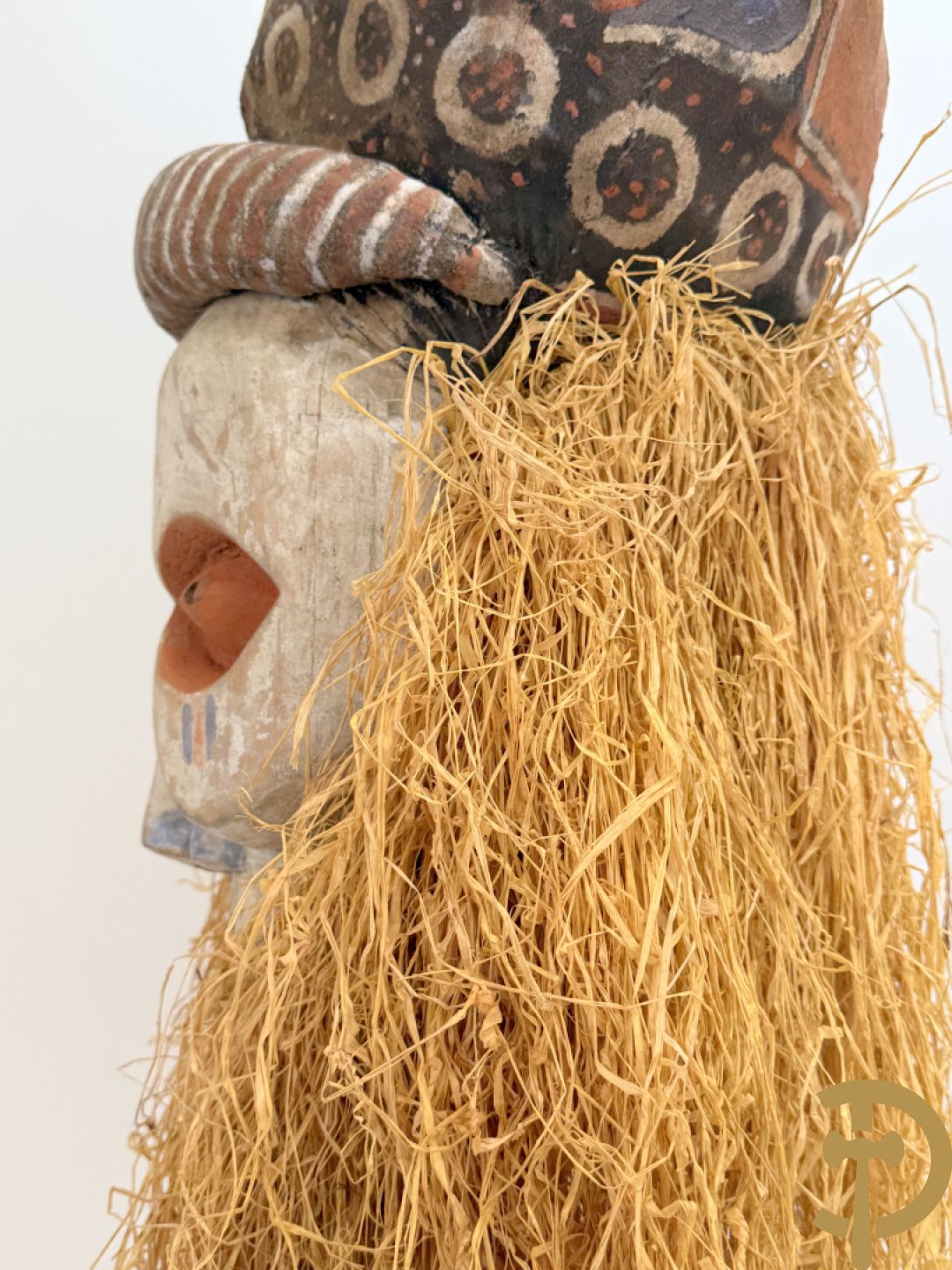 Afrikaans Yaka masker met raffia