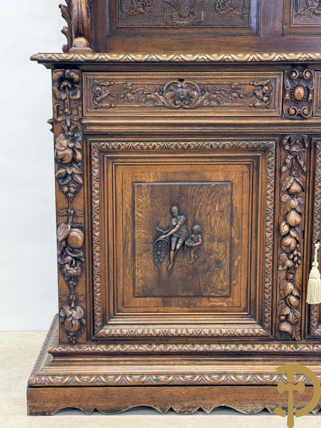 Massief eiken Neo Renaissance vaiselier met sculptuur van fruit en accanthusranken, 19e