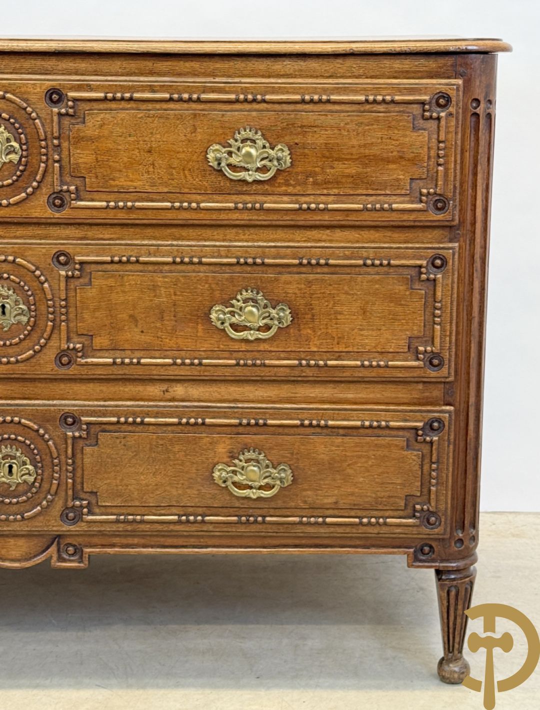 Massief eiken drieladencommode met afgeronde gecanneleerde stijlen, 19e