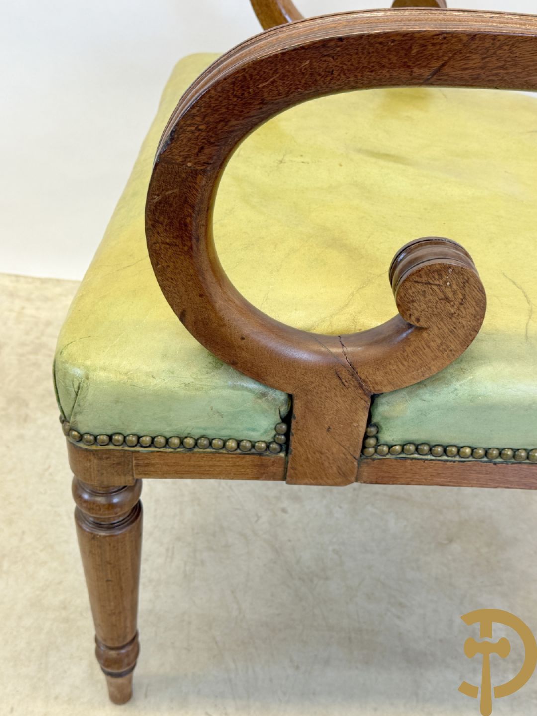 Set Engelse mahoniehouten stoelen met gondelvormige rug en lederen zitting (2 armzetels en 4 stoelen)