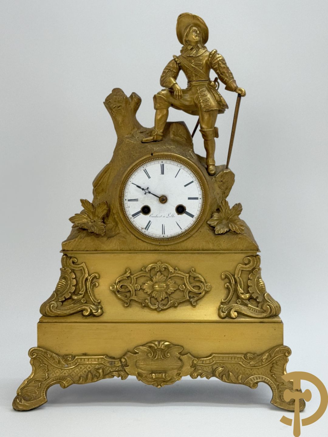 Vuurvergulde bronzen schouwpendule met musketier bekroond, getekend Cadart à Lille