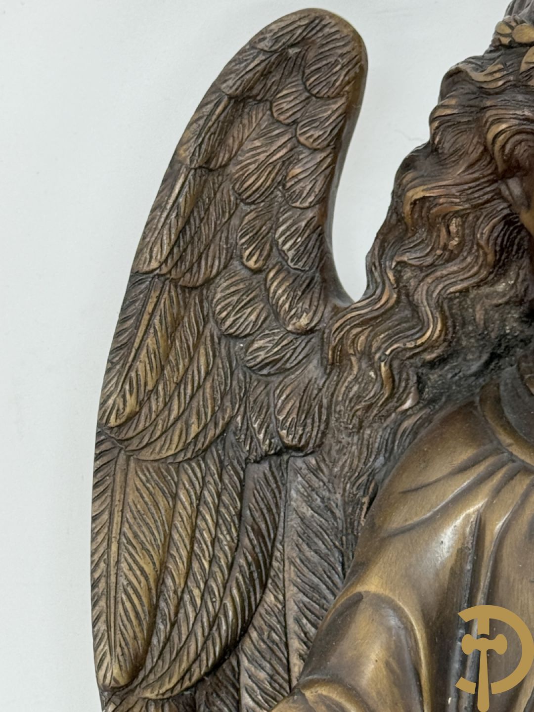Bronzen wijwatervat van een engel dragende een rocailleschelp