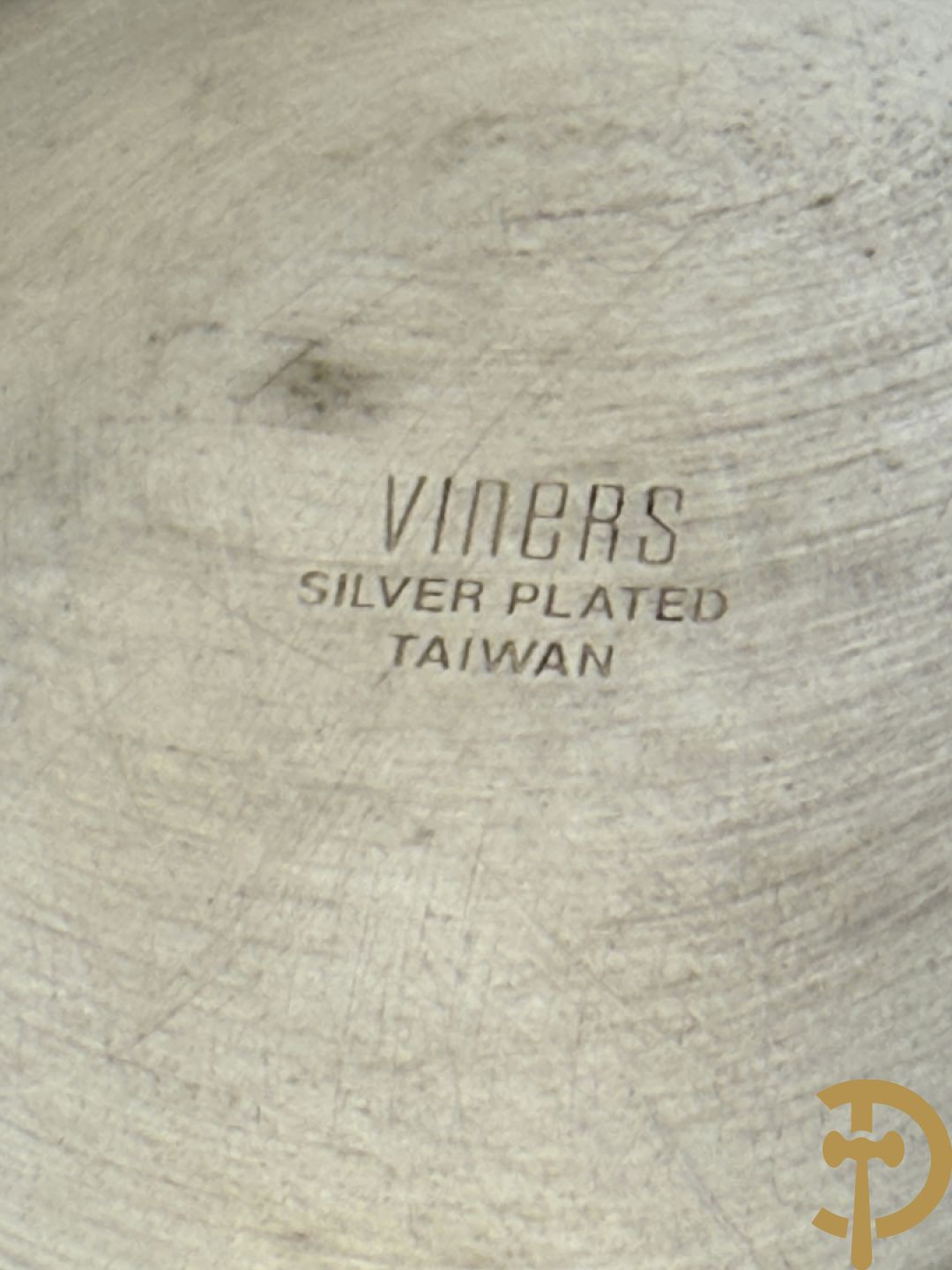 Verzilverde champagne emmer in doos, St.Médard + verzilverde champagne emmer H. Botte & Fils (bluts in voet) + verzilverde coupevormige champagne emmer Bohrman Franfurt gemerkt + verzilverde coupevormige champagne emmer met 2 oren en accanthusranken + verzilverde shaker
