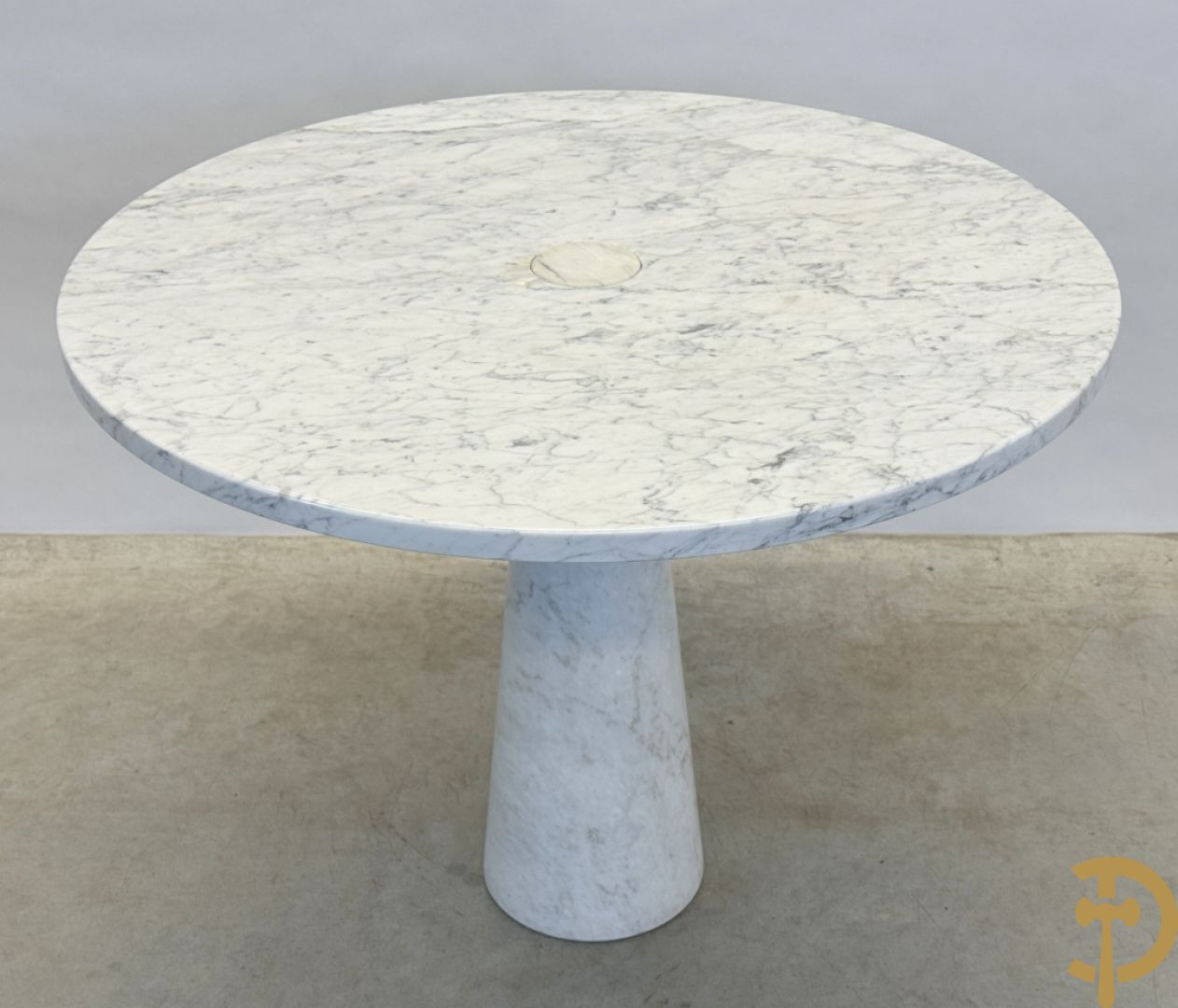 Italiaanse cararamarmeren designtafel op centrale konische voet, ontworpen door Angelo Mangiarotti, jaren 