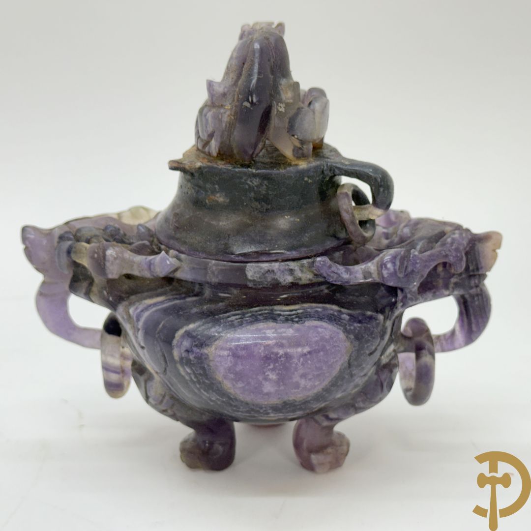 Drie Chinese handgesculpteerde urnes in gesteente met drakendecor (jade, amethist en fluoriet)