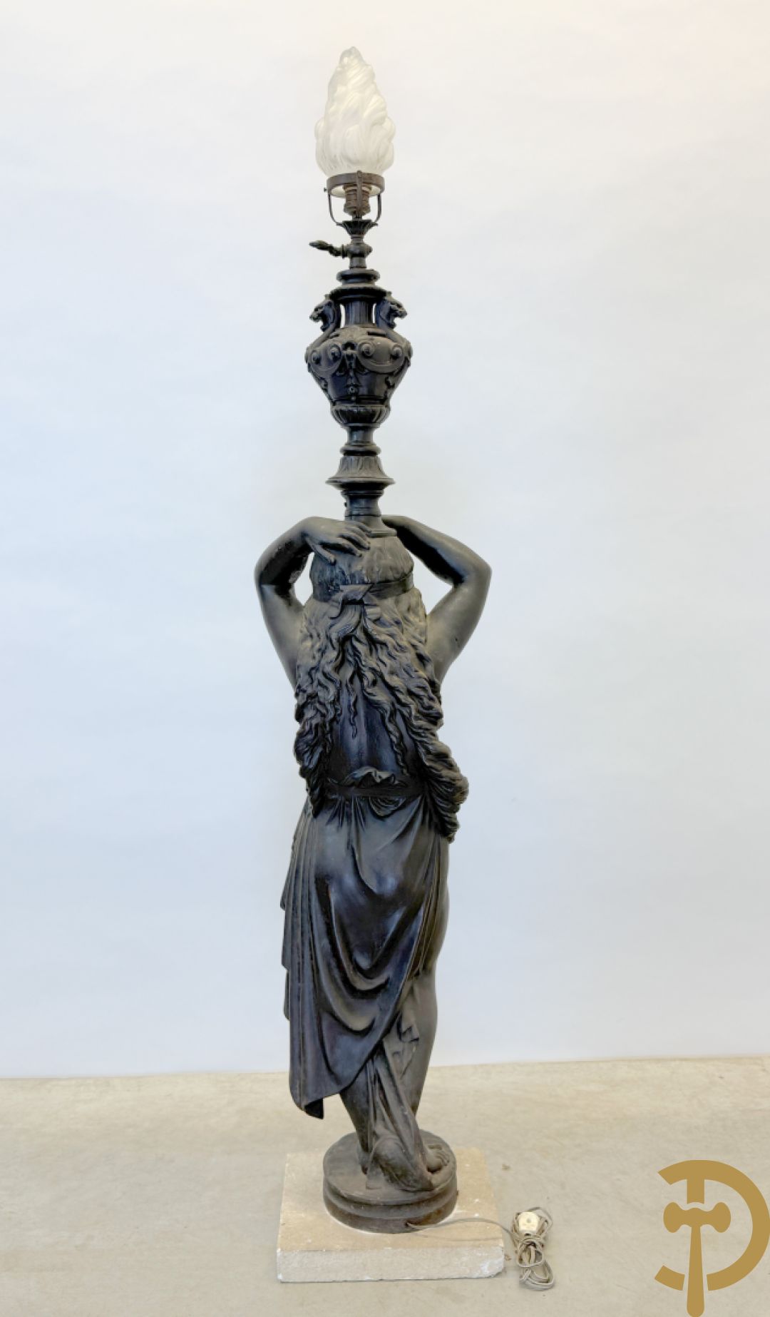 Gietijzeren gepatineerd beeld van cupido dragende een amfoor op het hoofd als lantaarn