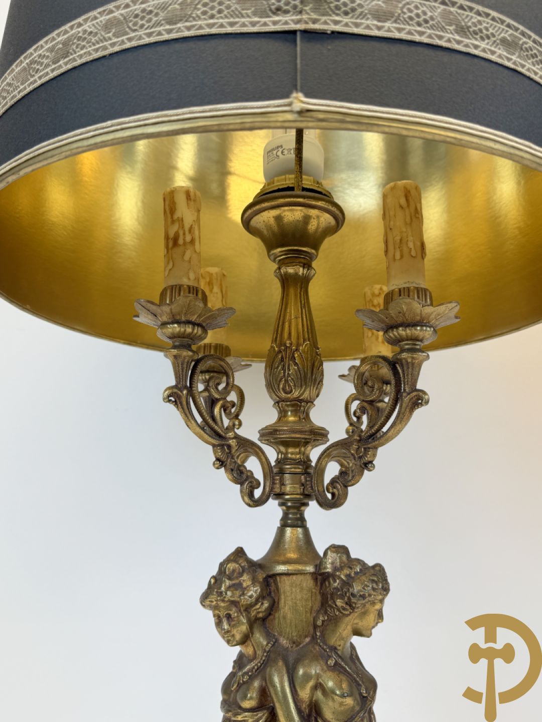 Paar vintage lampadaires met 3 karyathiden, bovenaan met 4 kaarsen en een lichtpunt, Deknudt