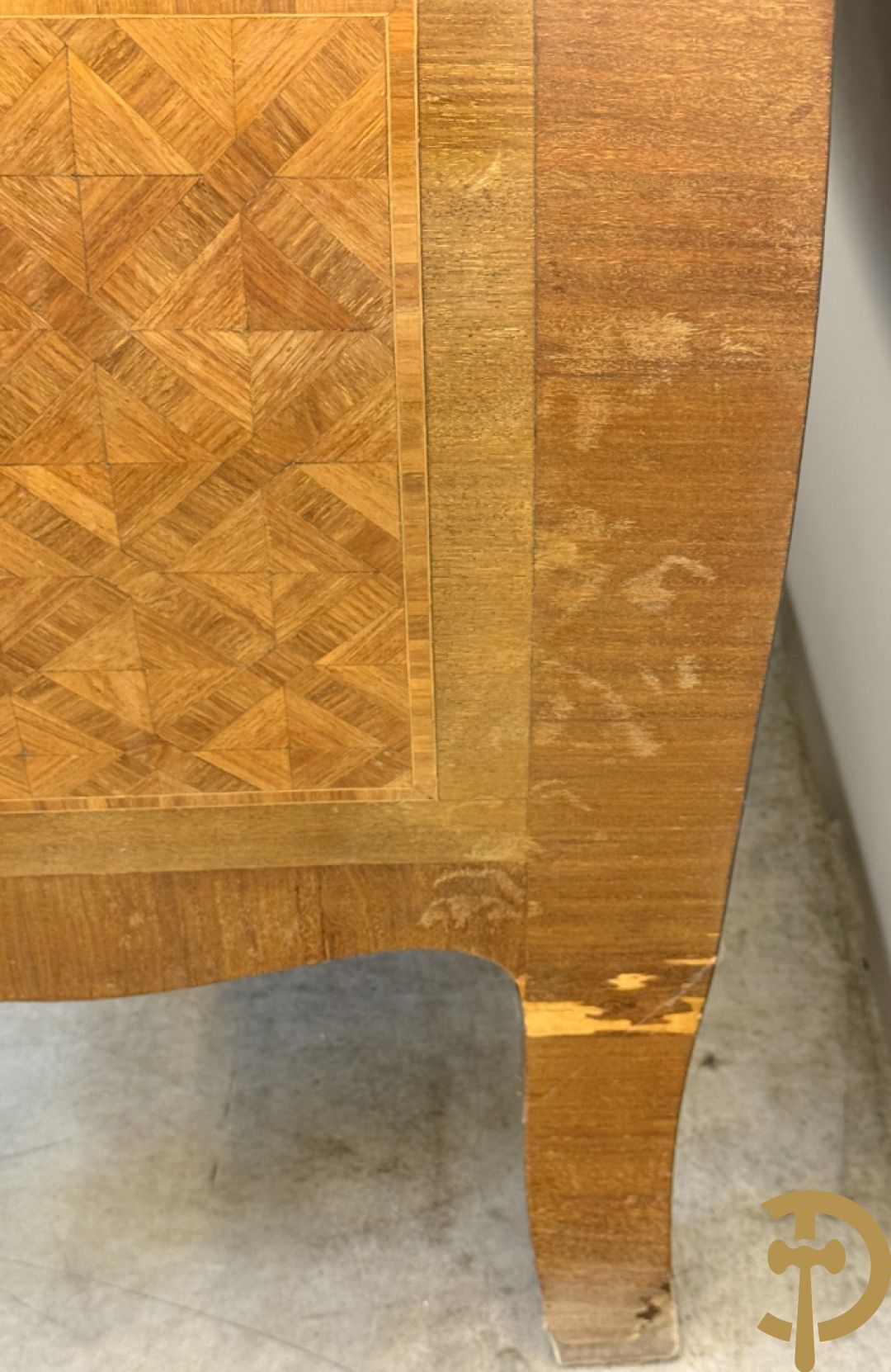 Notelaren gemarketteerde en gegalbeerde drieladencommode bezet met bronsbeslag en geaderd marmeren blad