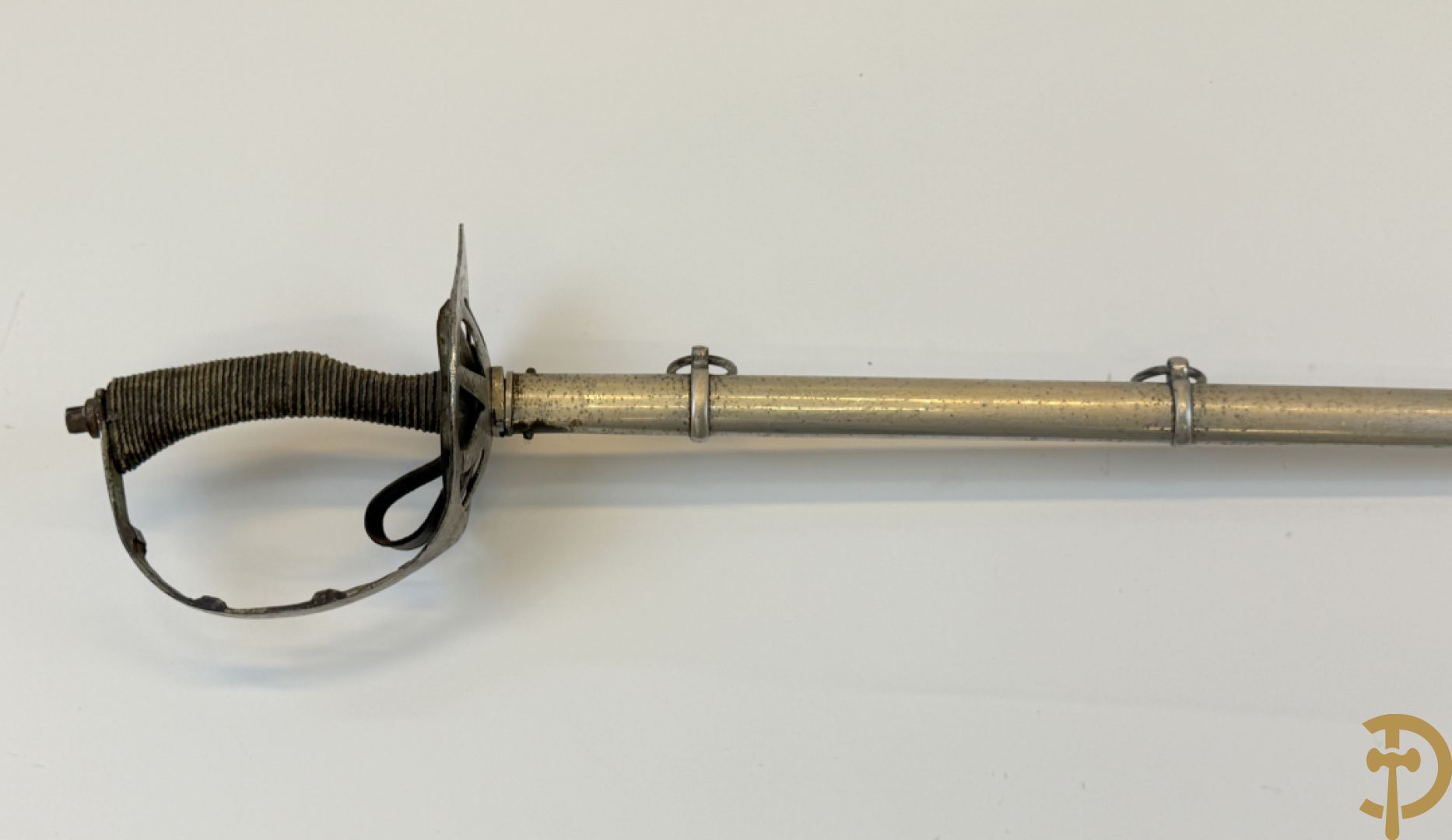 Duitse epee met gegraveerd handvat in schede