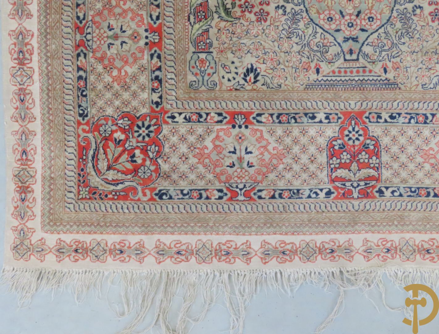 Zijden handgeknoopt tapijt met amfoor en bloemendecor
