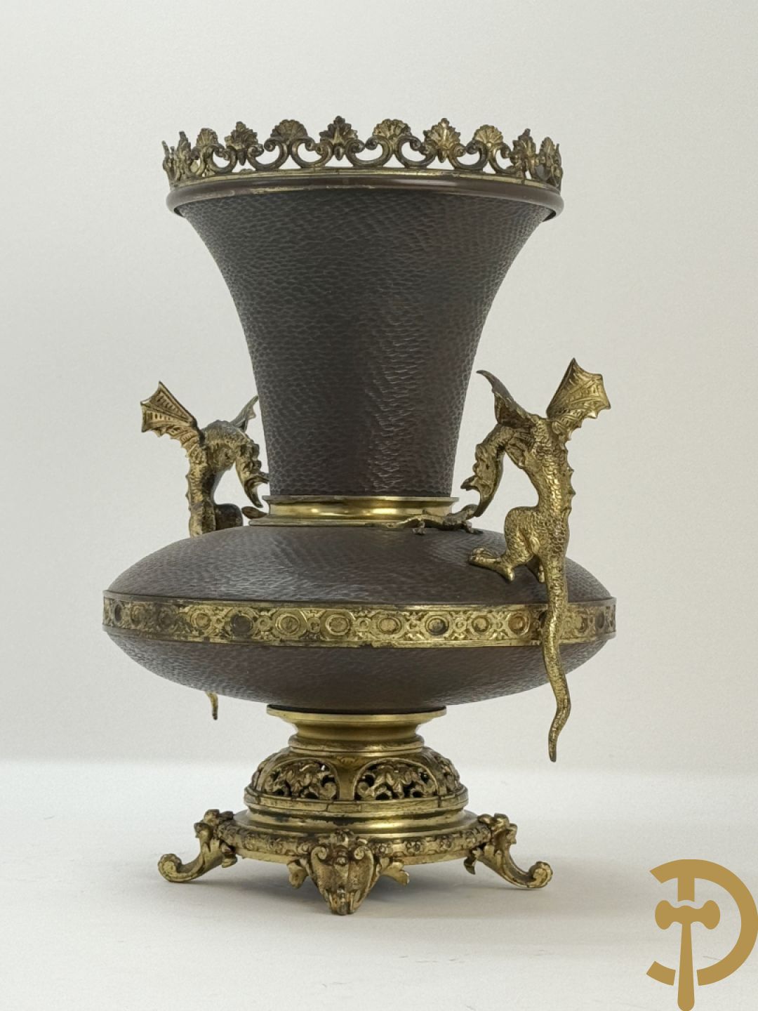 Koperen siervaas met bronzen ornamenten van hagedissen en draken