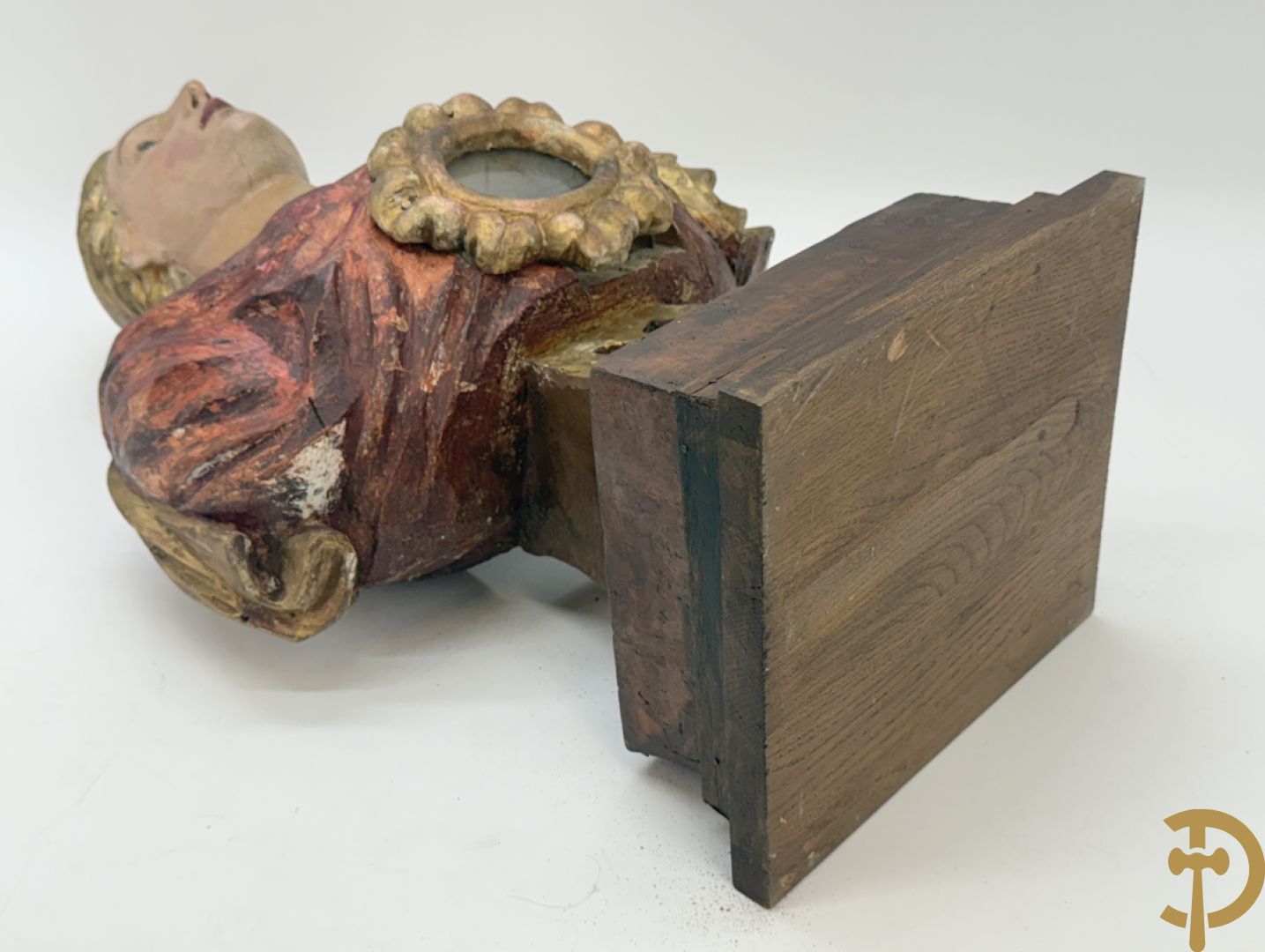 Houtgesculpteerde en gepolychromeerde damesbuste met reliekhouder