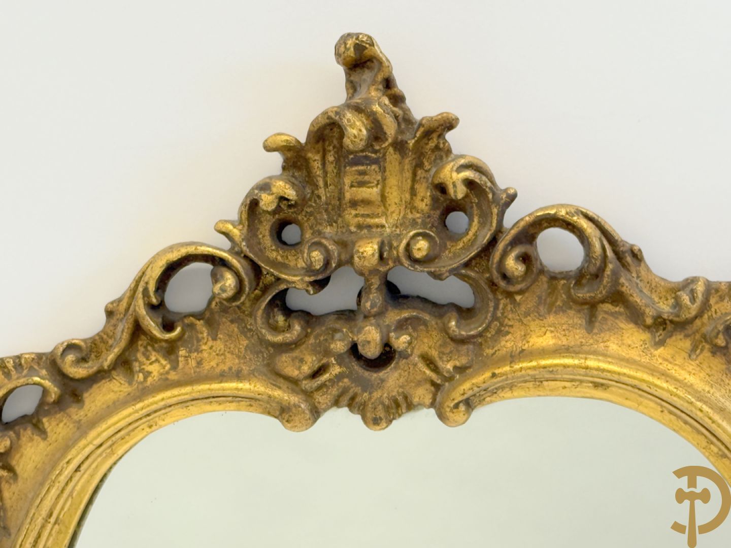 Vergulde spiegel met rocailles en bloemenmotieven, Louis XV stijl