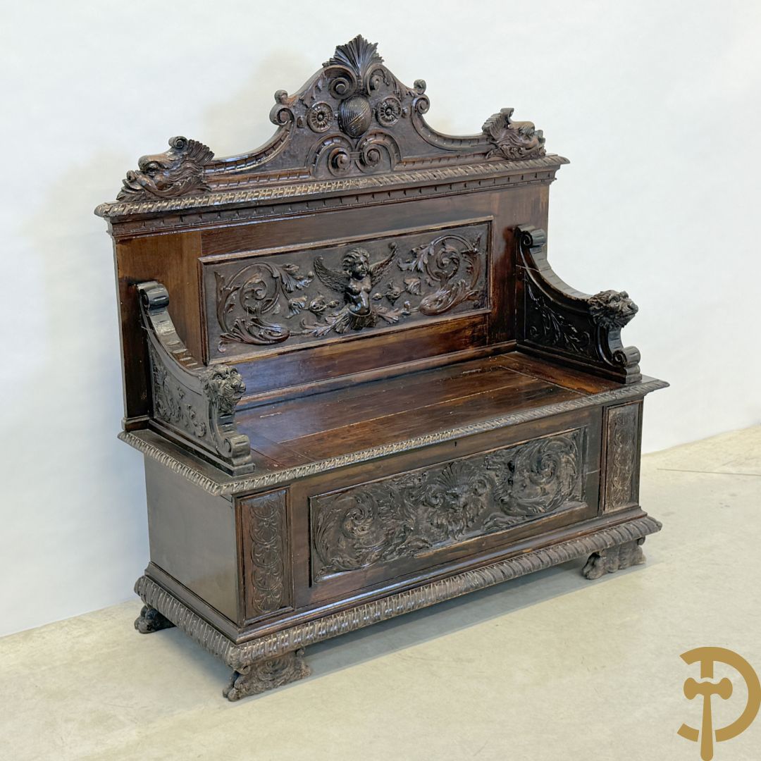 Hall bank met Neo Reniassance sculptuur van cupido