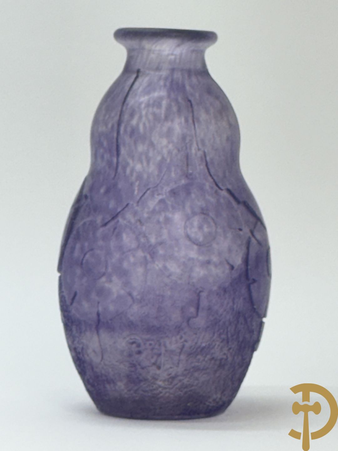 Pate de verre vaasje met bloemenmotieven, Art Deco periode, Degue getekend