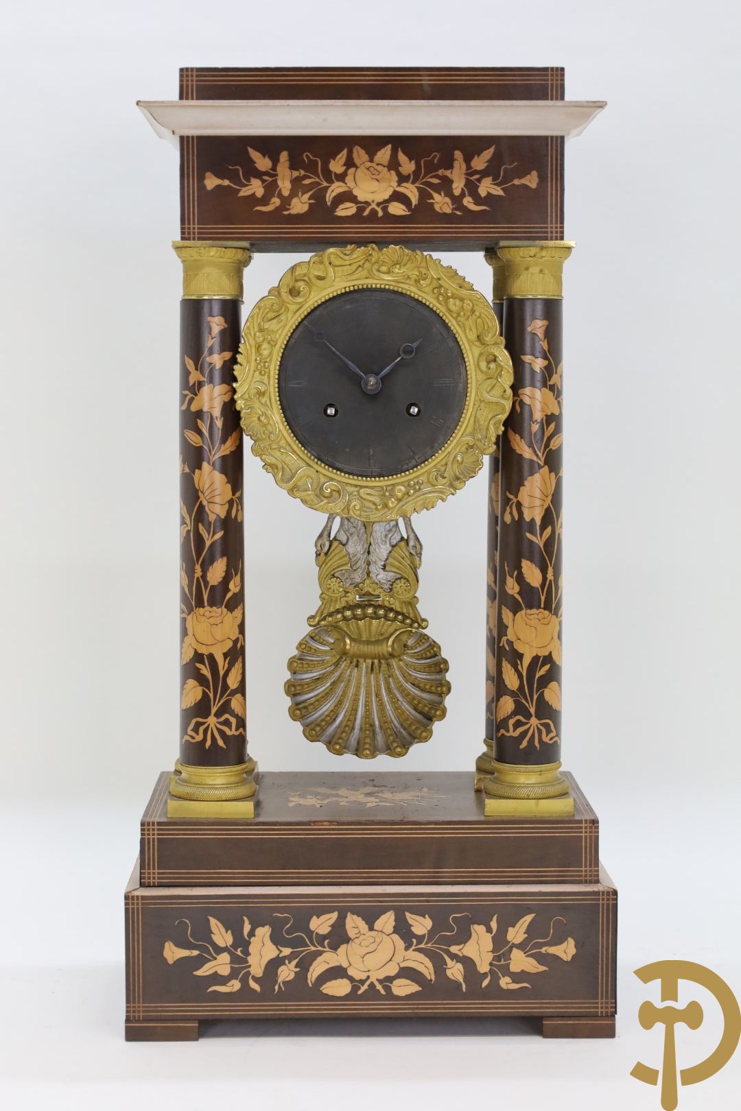 Vierzuilenklok Charles X met bloemenmarquetterie, 19e