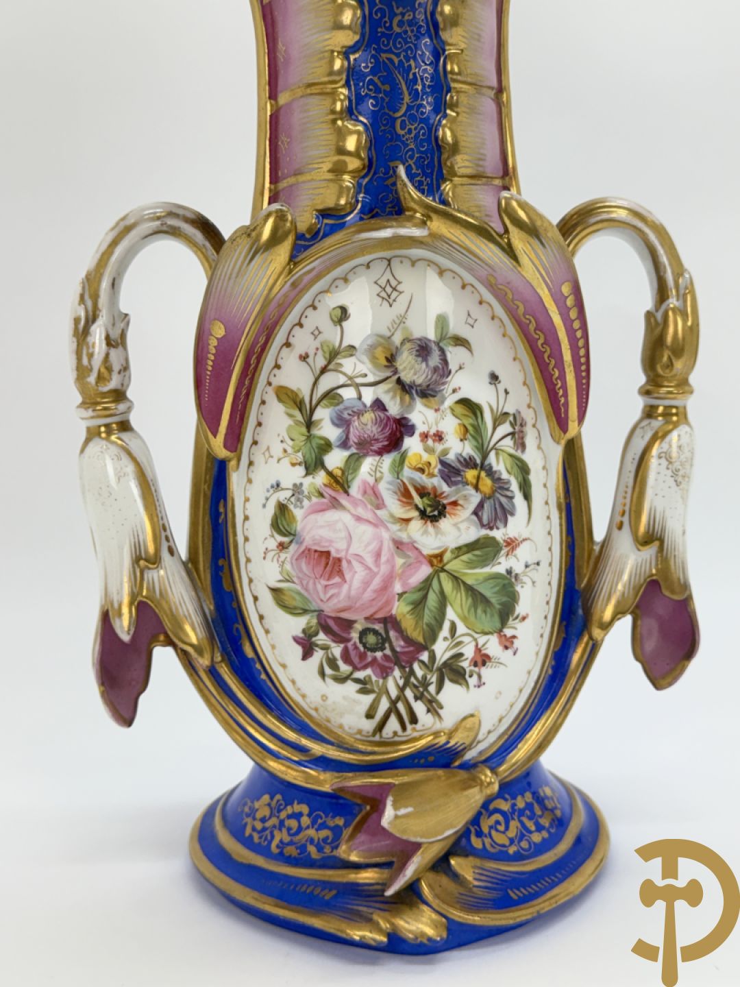Paar Vieux Paris cornetvazen met bloemendecor, 19e