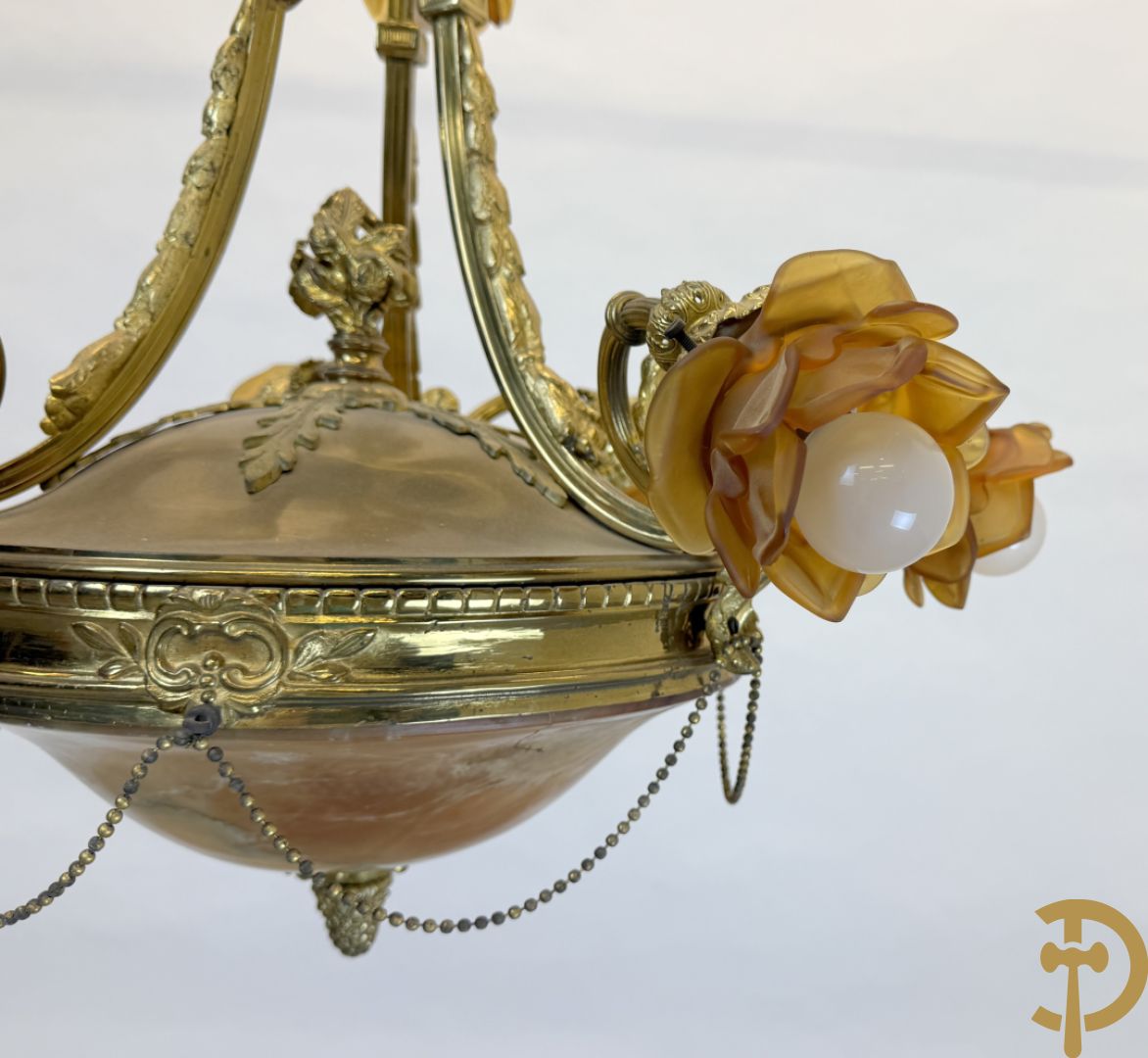 Vuurvergulde bronzen luchter met 9 lichtpunten bezet met roosjes en albast coupe onderaan