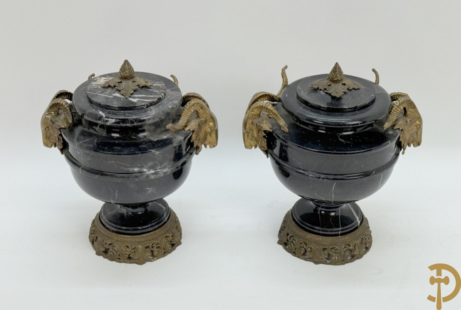 Paar marmeren cassolettes bezet met bronzen ramskoppen