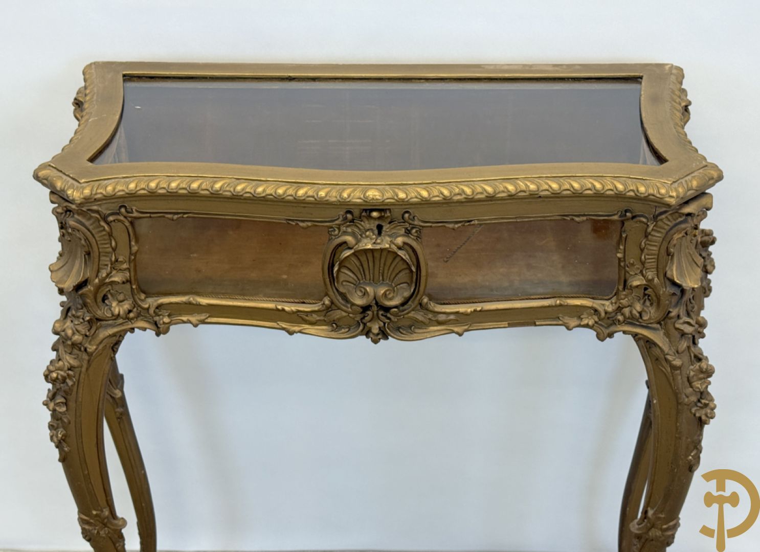 Vergulde Louis XV juwelenvitrine met openklapbaar deksel, bezet met rocailles, op voluutvormige poten