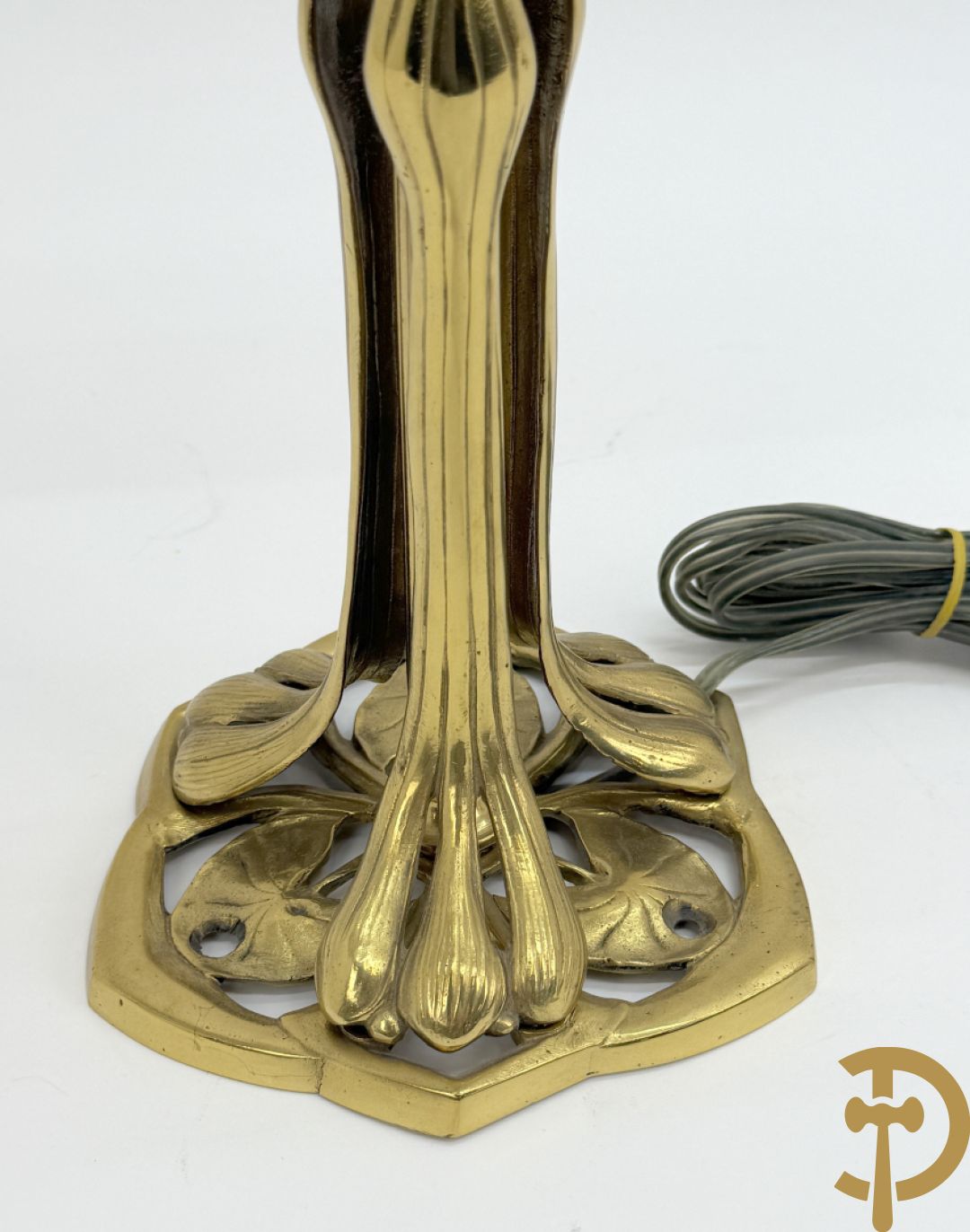 Paar koperen vierarmige lampen met gestyleerde bloemen-en plantenmotieven, Jugendstil
