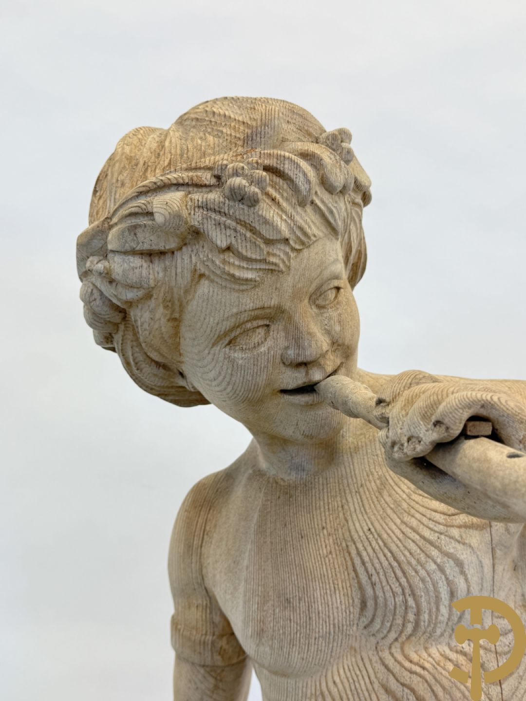 Houtgesculpteerde fluitspelende cupido staande op schelp