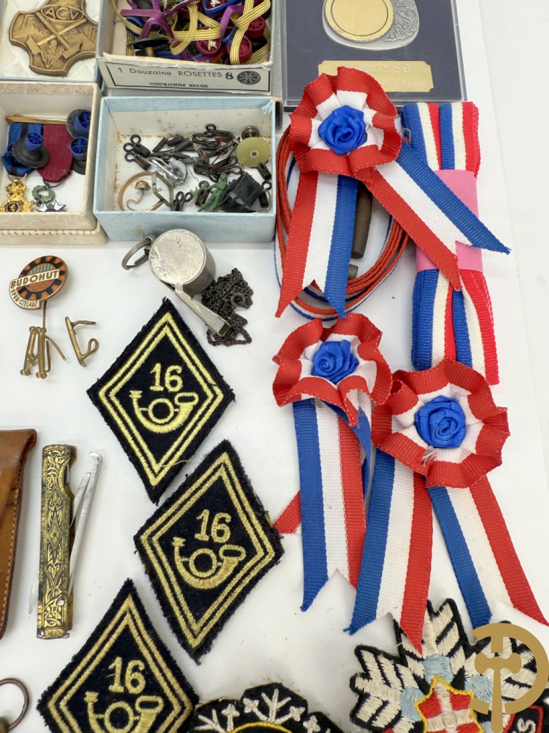 Lot insignes en medailles