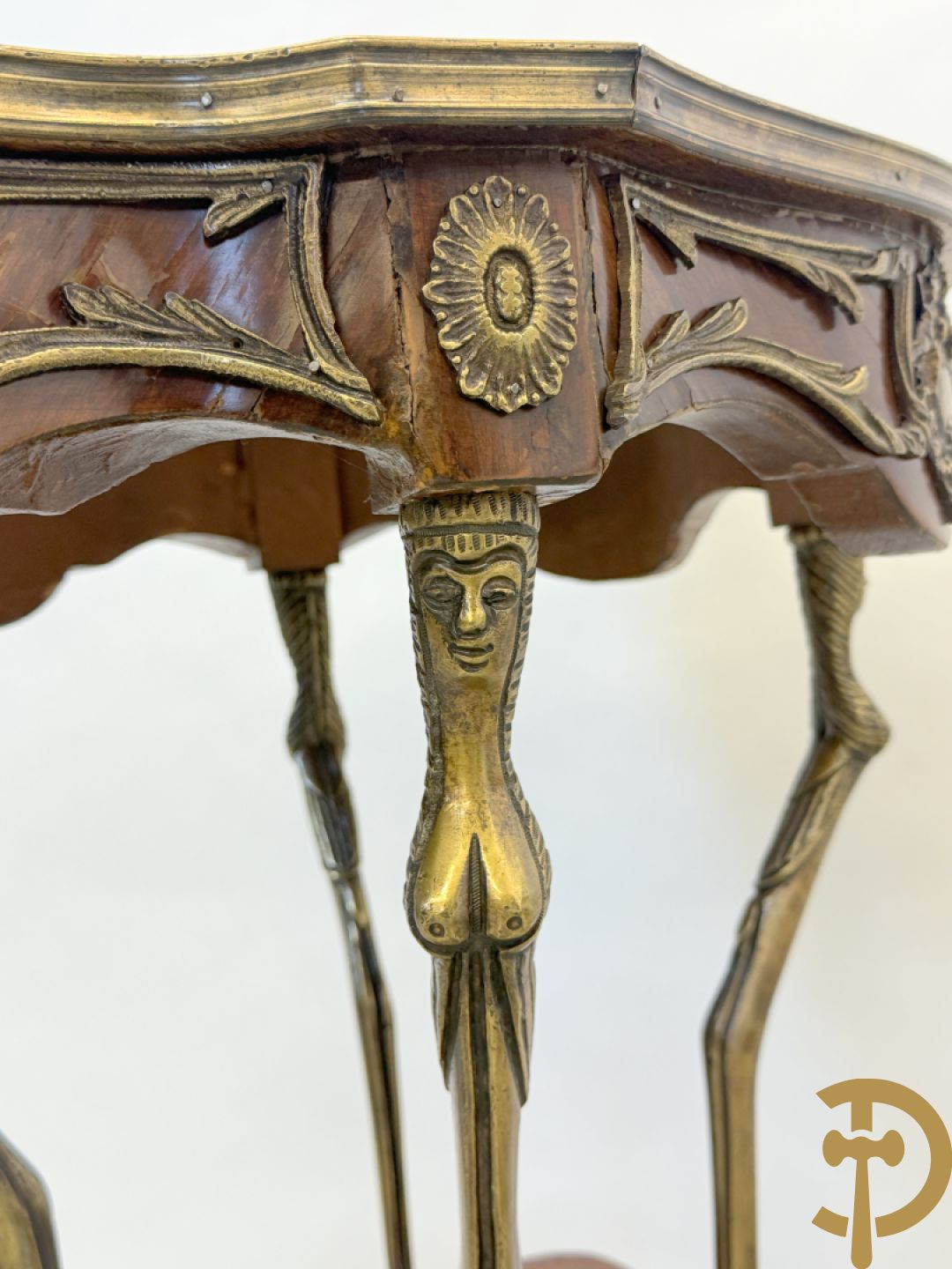 Paar mahoniehouten bijzettafels, Louis XV stijl, met bronzen ornamenten en bronzen bokkepoten - Replica
