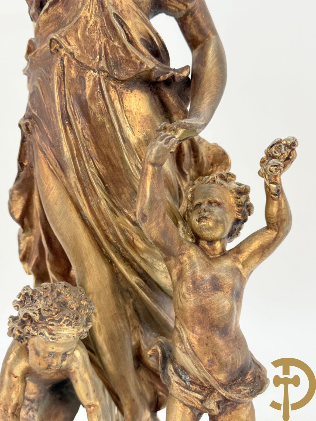 POITE getekend - Vuurverguld bronzen beeld van dame met kinderen houdende een toorts, achteraan 5 lichtpunten