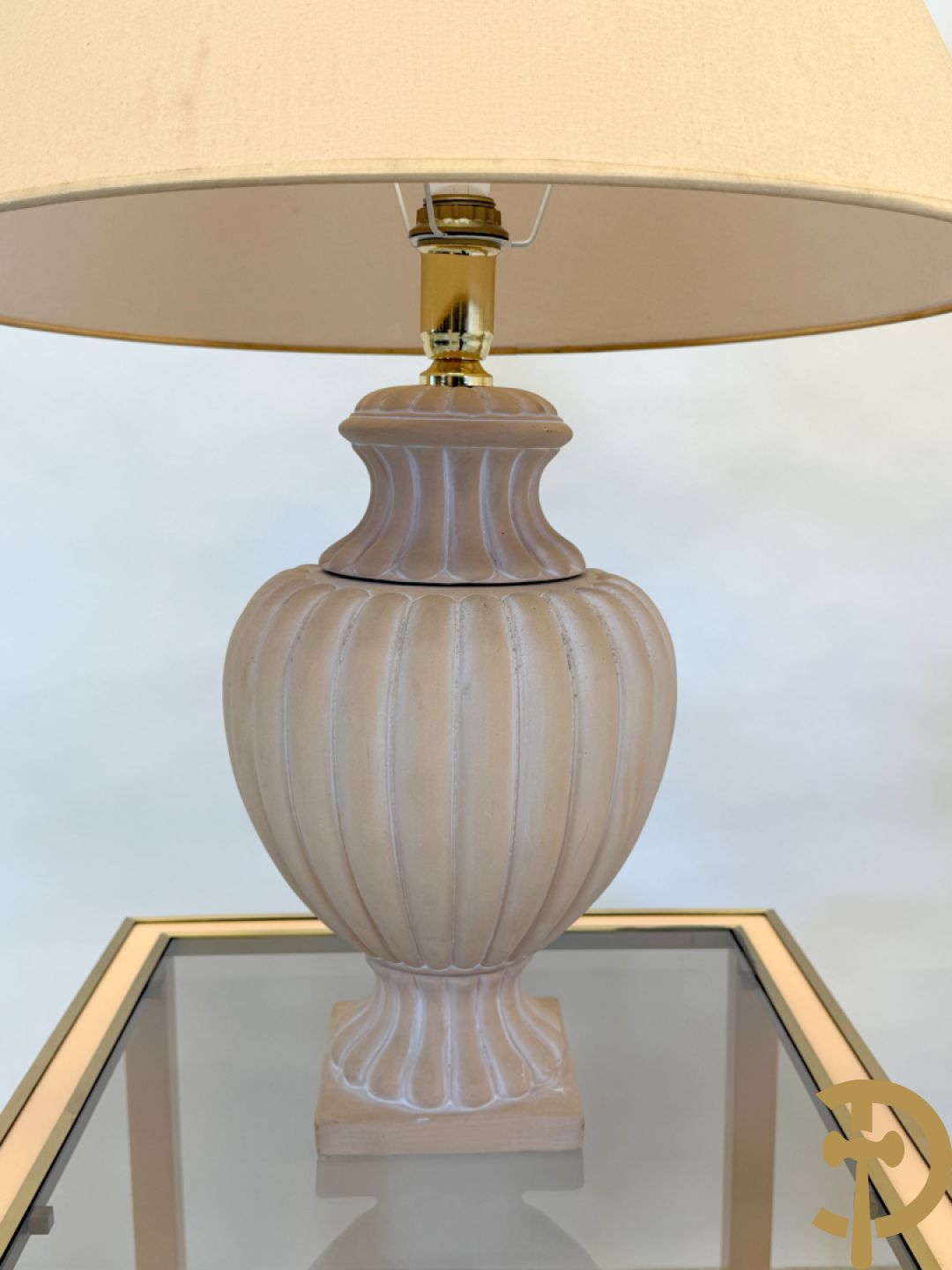 Paar bijzettafels met koperafwerking en glazen fumé blad + 2 bijhorende lampadaires in terra cotta