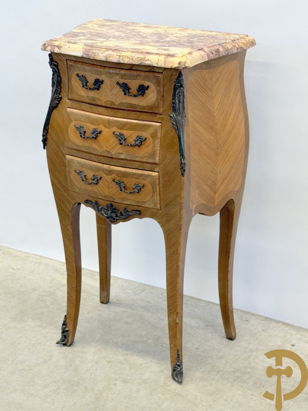 Bijzettafeltje Louis XV stijl met 3 lades, bronsbeslag en marmeren blad
