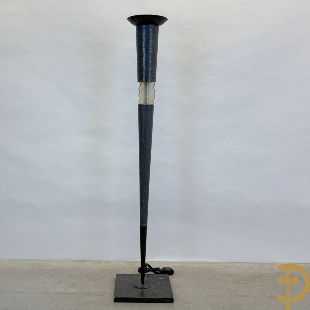 Gepatineerde staande lampadaire met plexi ornament