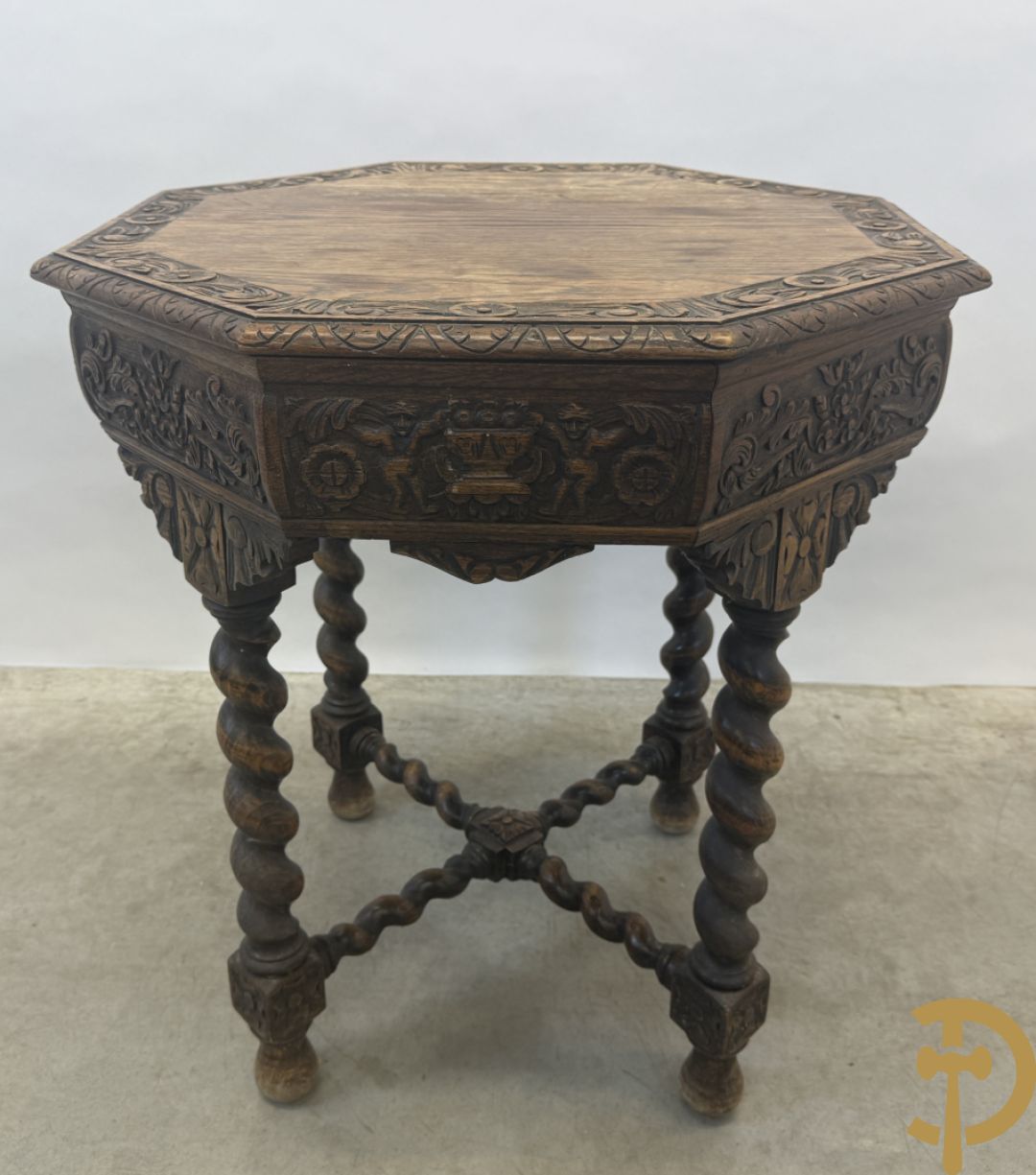 Massieve eiken tafel met achthoekig blad en sculptuur van bloementakken en accanthusranken - op 4 getorste poten
