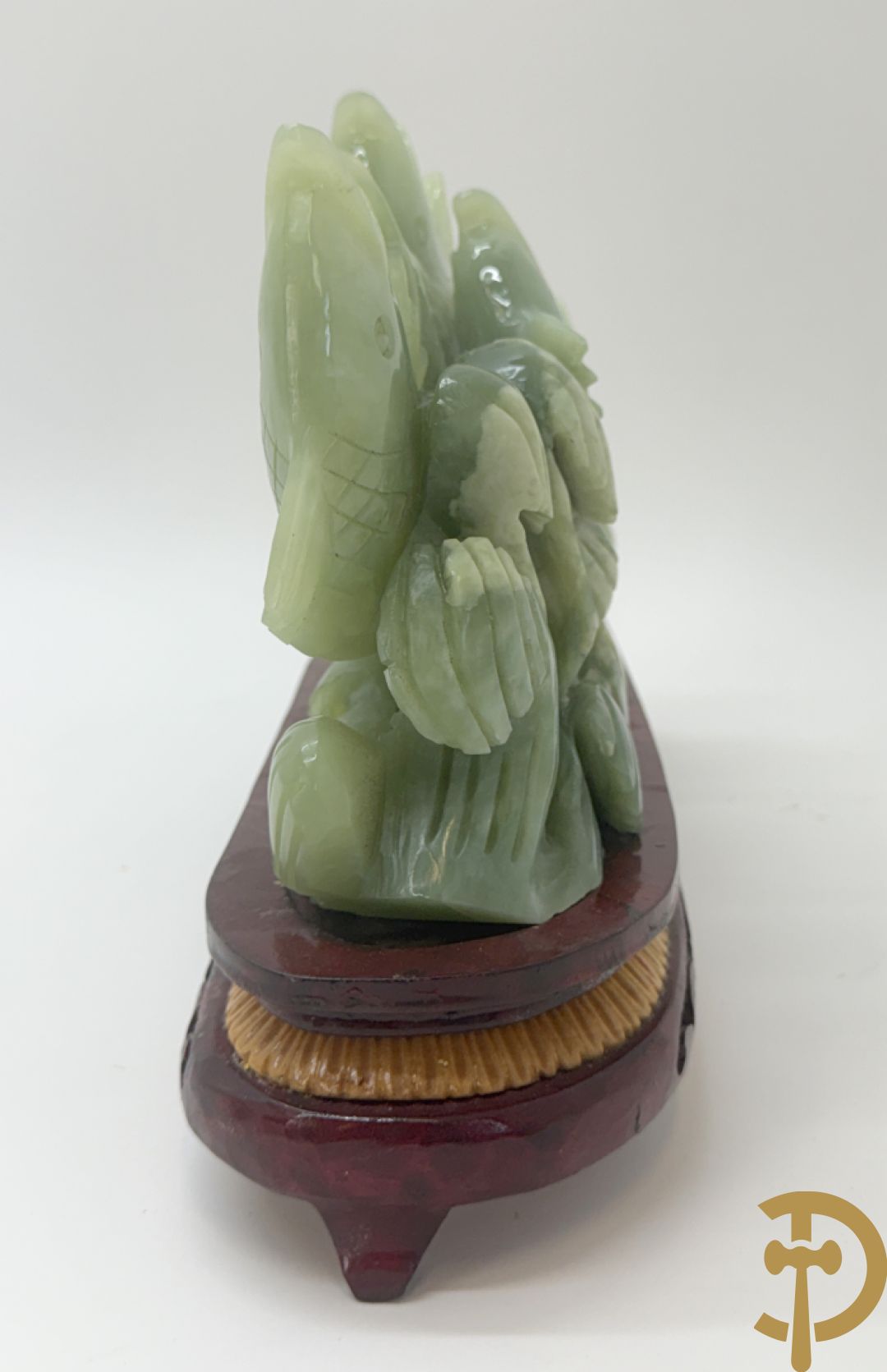 Sculptuur van vissen in jadeiet op houten sokkel