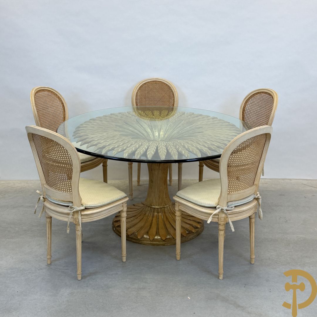 Ronde tafel met houtgesculpteerde korenaren, deels verguld, en glazen blad + 5 bijhorende Louis XVI stoelen met gecanneerde rug en zitting