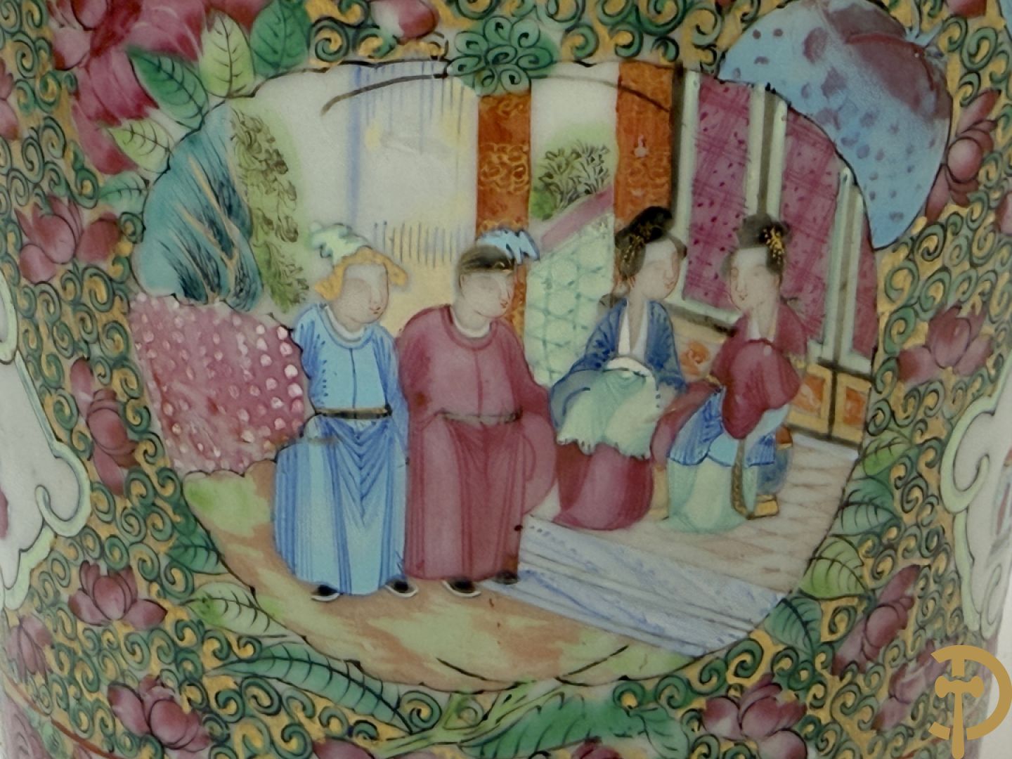 Paar Chinese porseleinen famille rose Kanton vazen met geanimeerd decor en zijdelings met fo honden